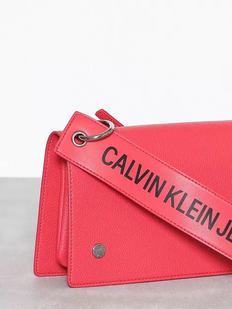 Buy Calvin Klein Jeans LOGO BANNER SHOULDER FLAP BAG - Red