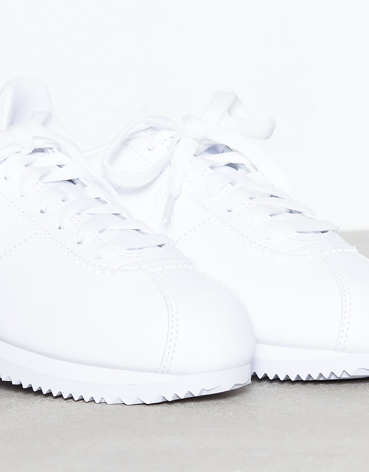 witte nike cortez