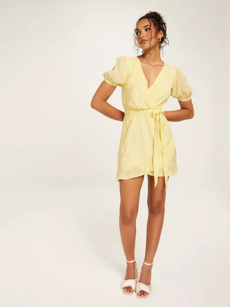 Buy Flounce Structure Dress - Yellow | Nelly.com