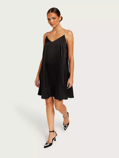 Köp Vero Moda VMSUS PA WVN Black SHORT DRESS SINGLET - GA
