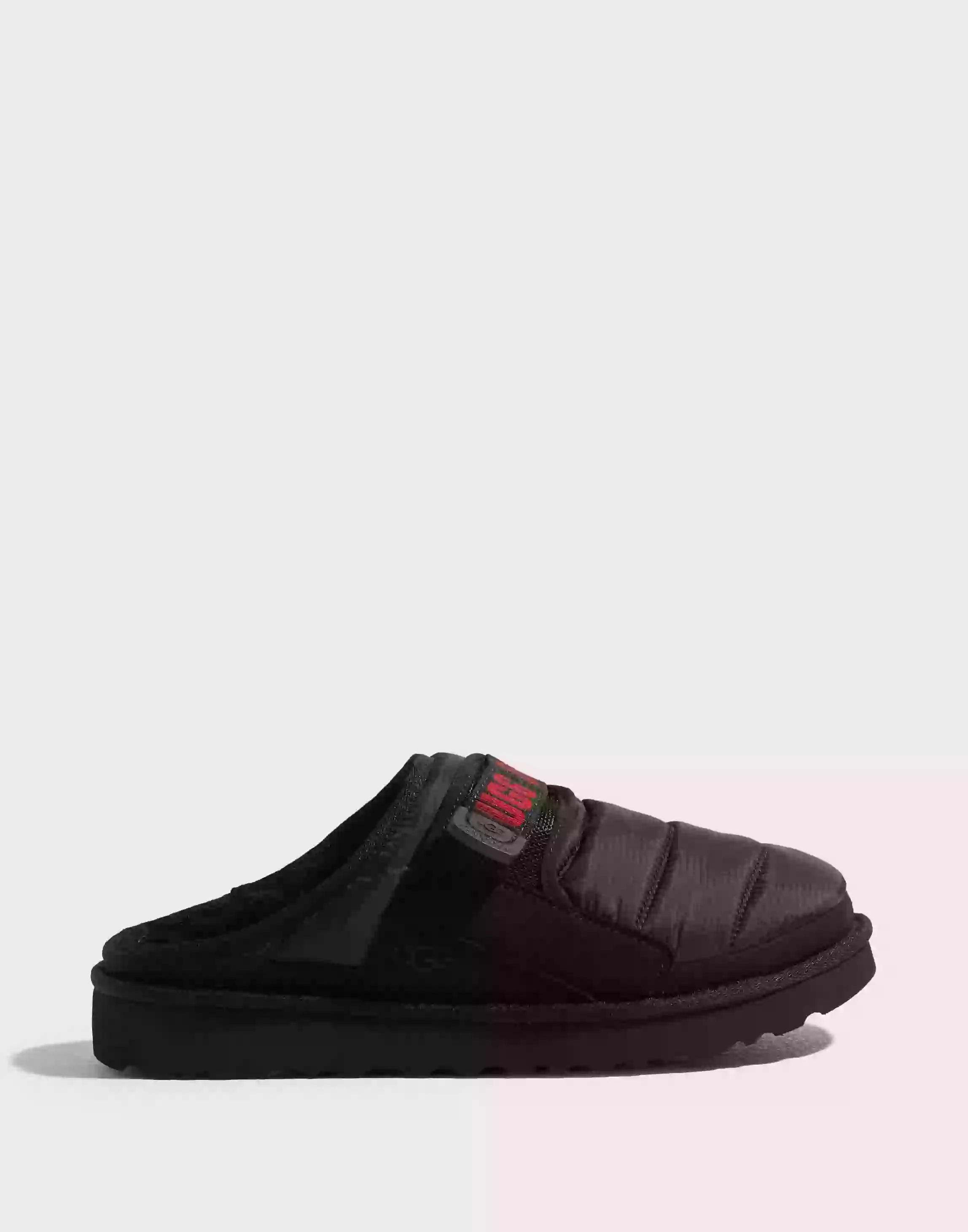 UGG M Dune Slip-On LTA Varmfodrade tofflor Black/Samba Red