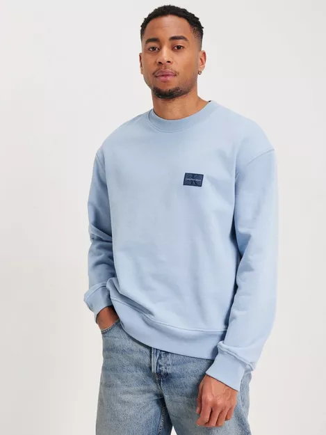 Köp Calvin Klein Jeans SHRUNKEN BADGE CREW NECK - Iceland Blue | NLYMAN
