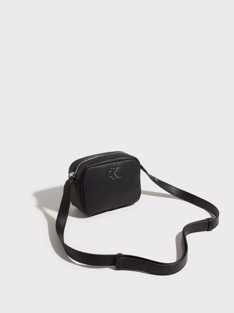 Calvin Klein Minimal Monogram Camera Bag18 T - Umhängetaschen