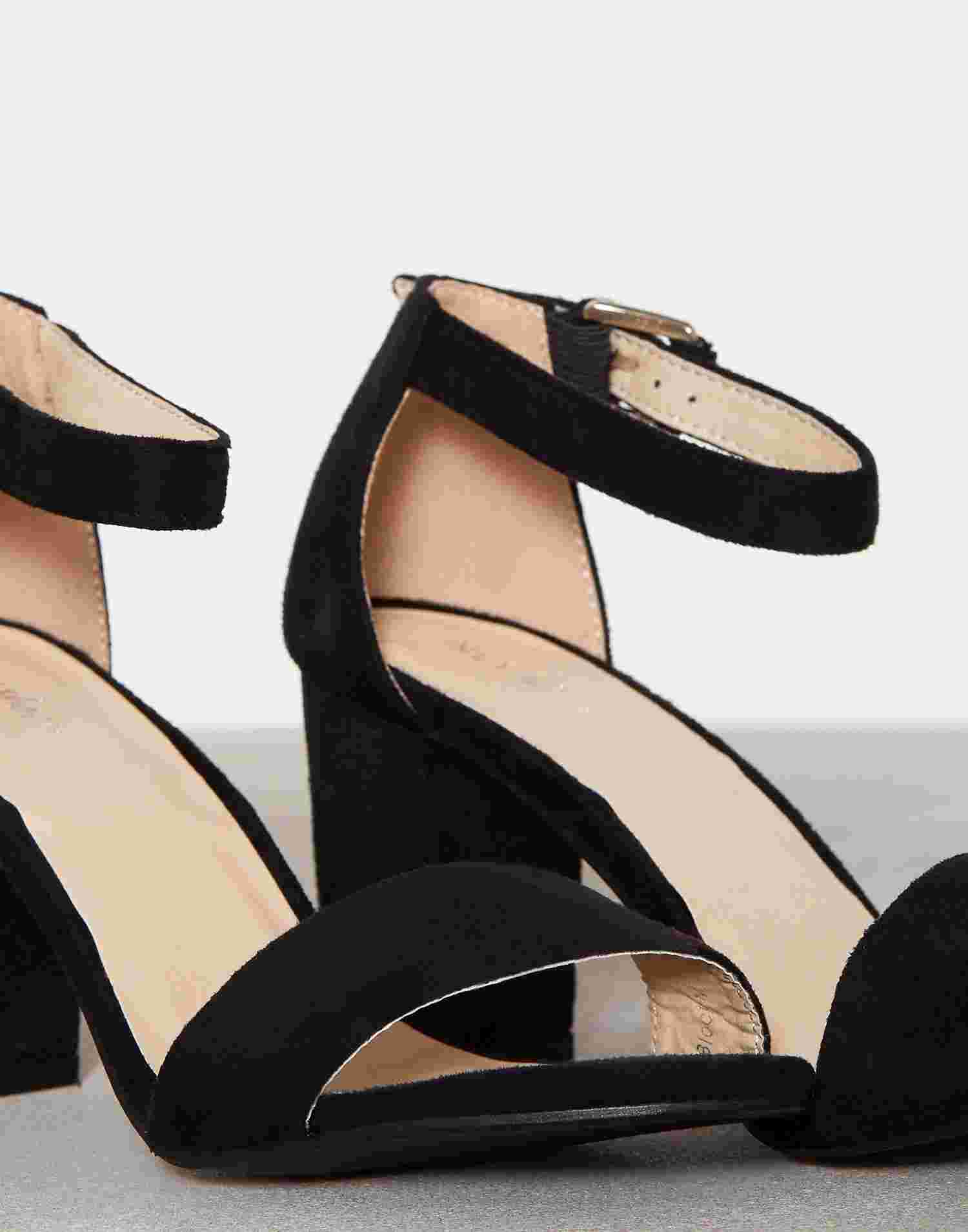 black block mid heel shoes