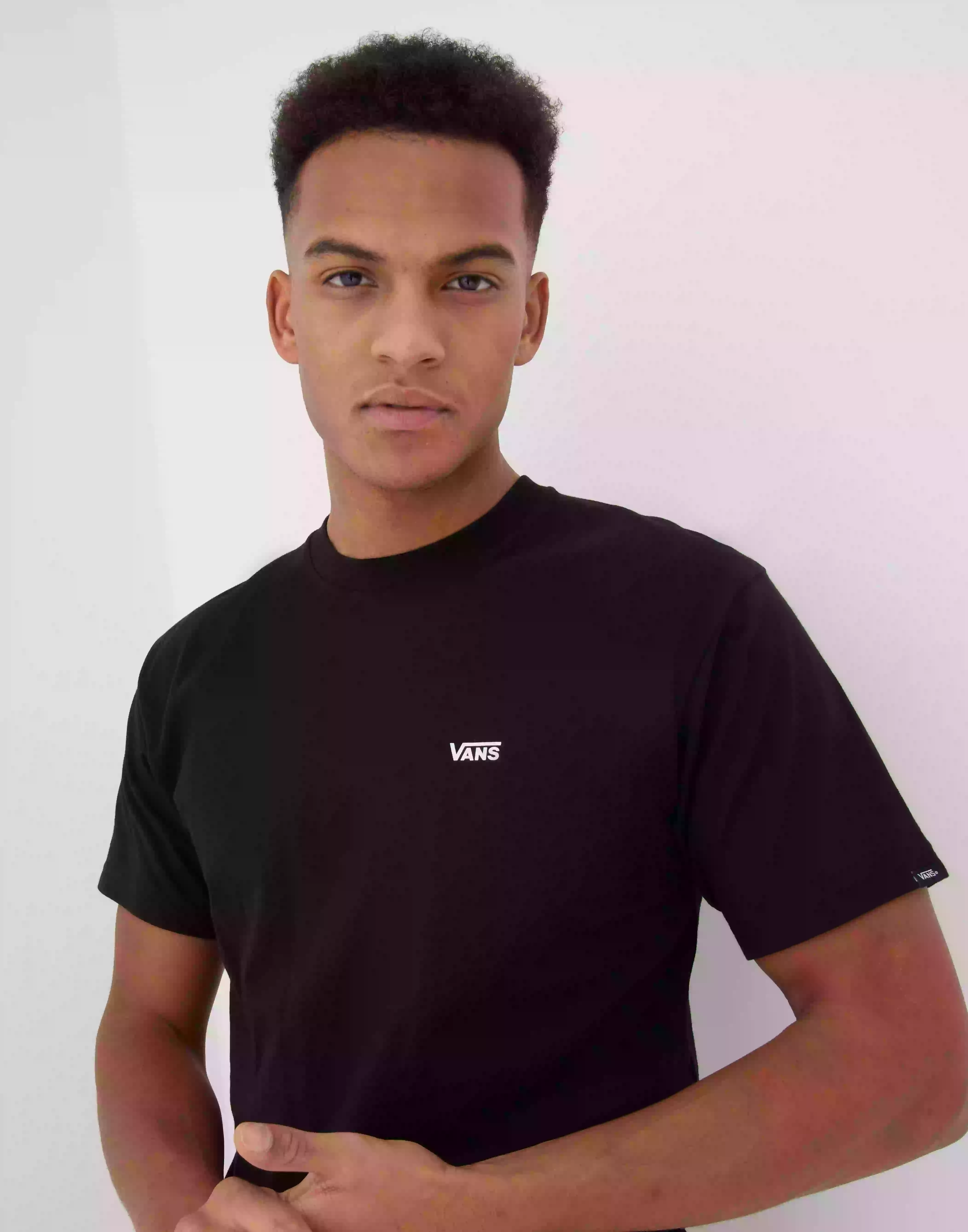 VANS Left Chest Logo Tee T-Shirts & Linnen Black/White