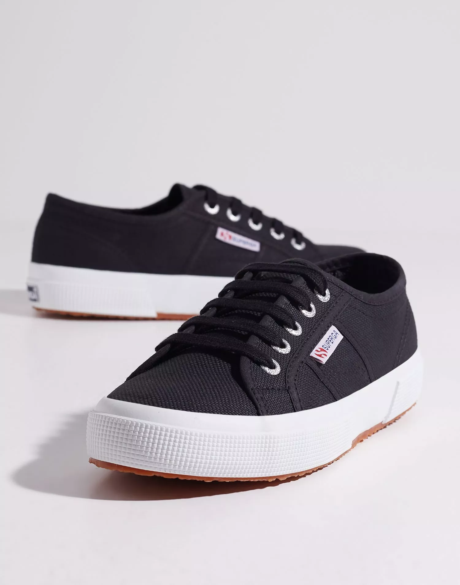 Superga 2750 outlet black and white