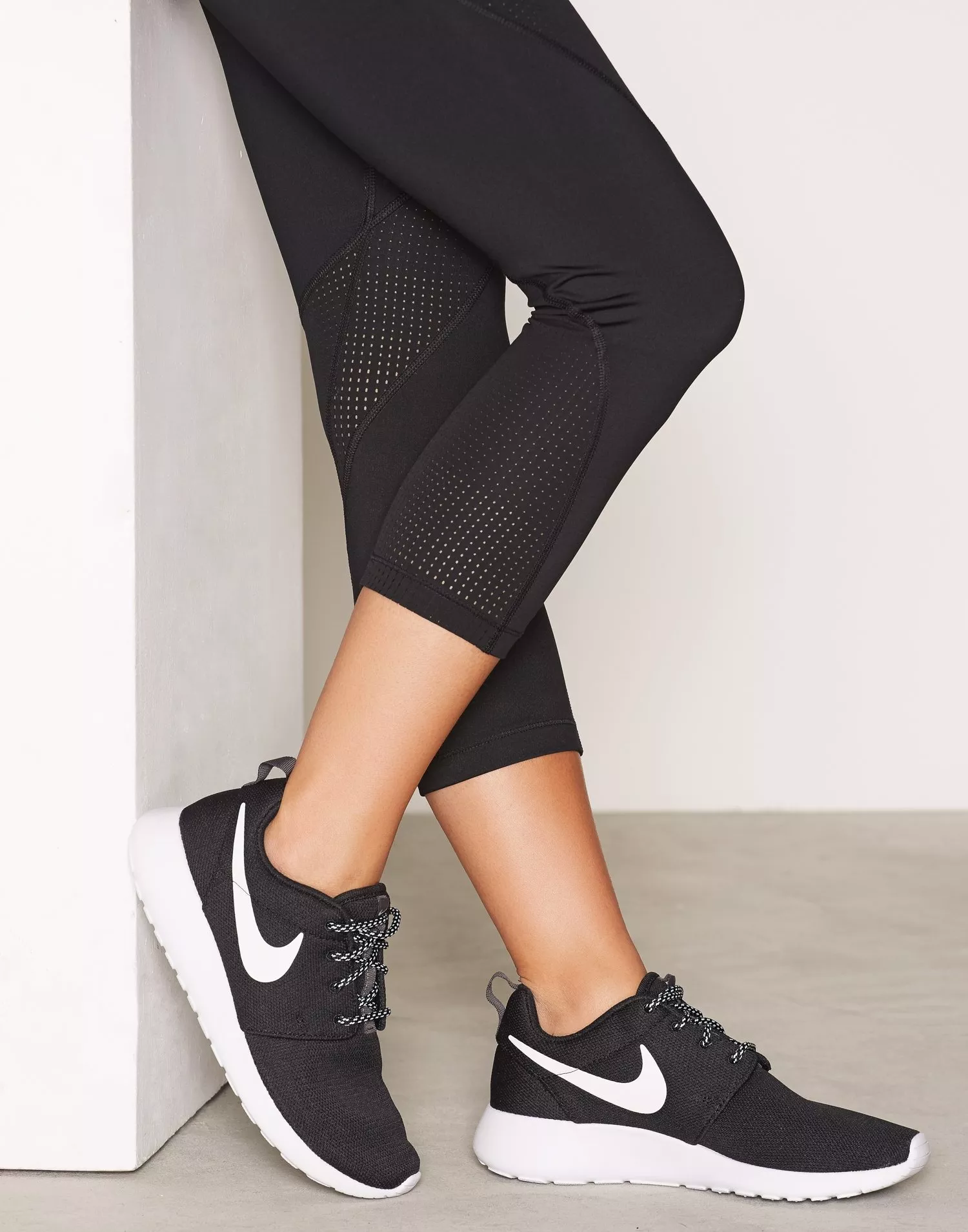 Black roshe 2025 one women's