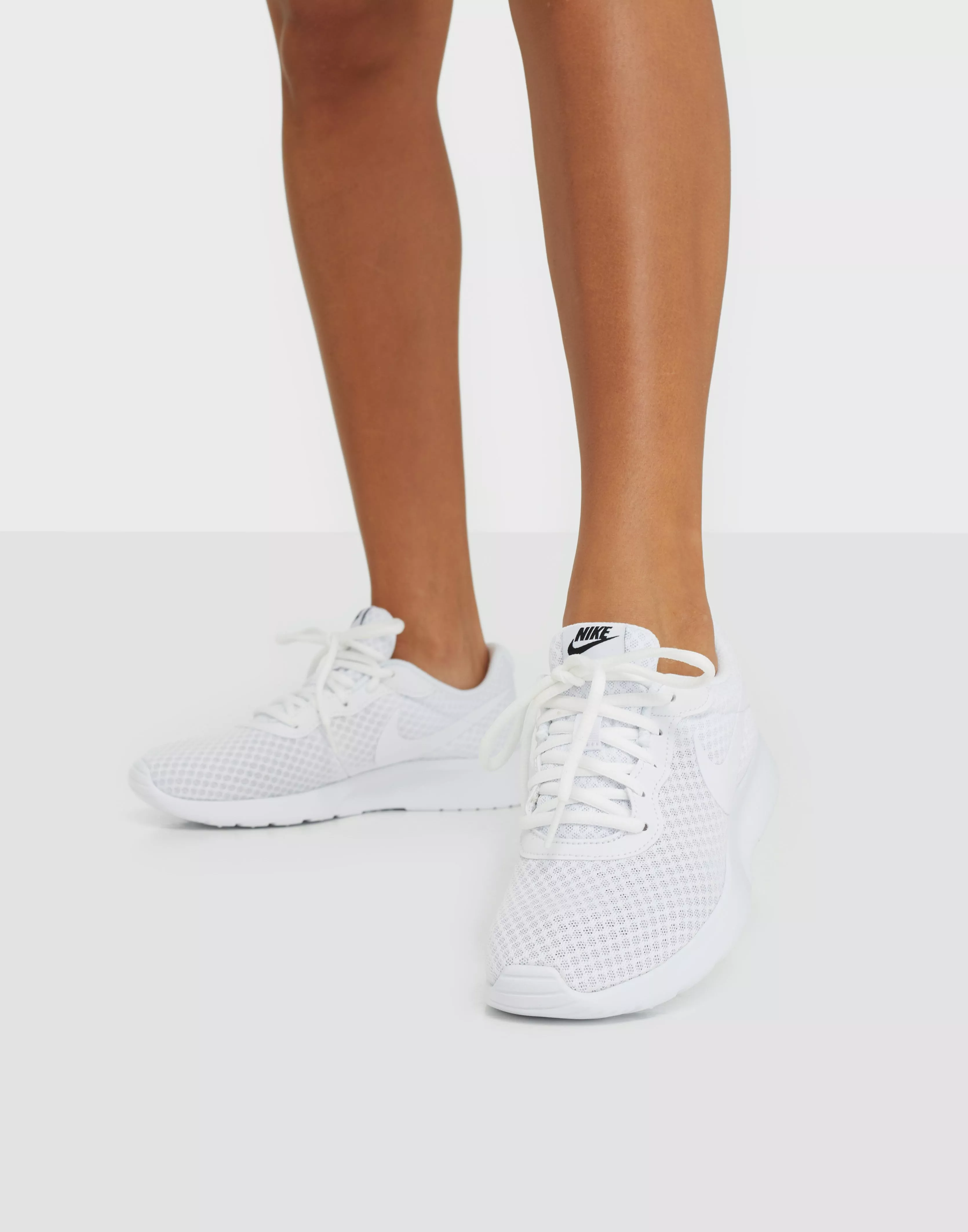 Nike tanjun shop white