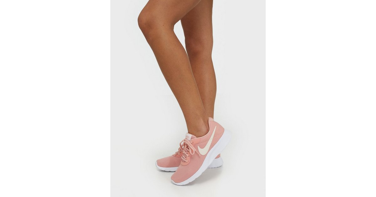 Nike hotsell tanjun pink