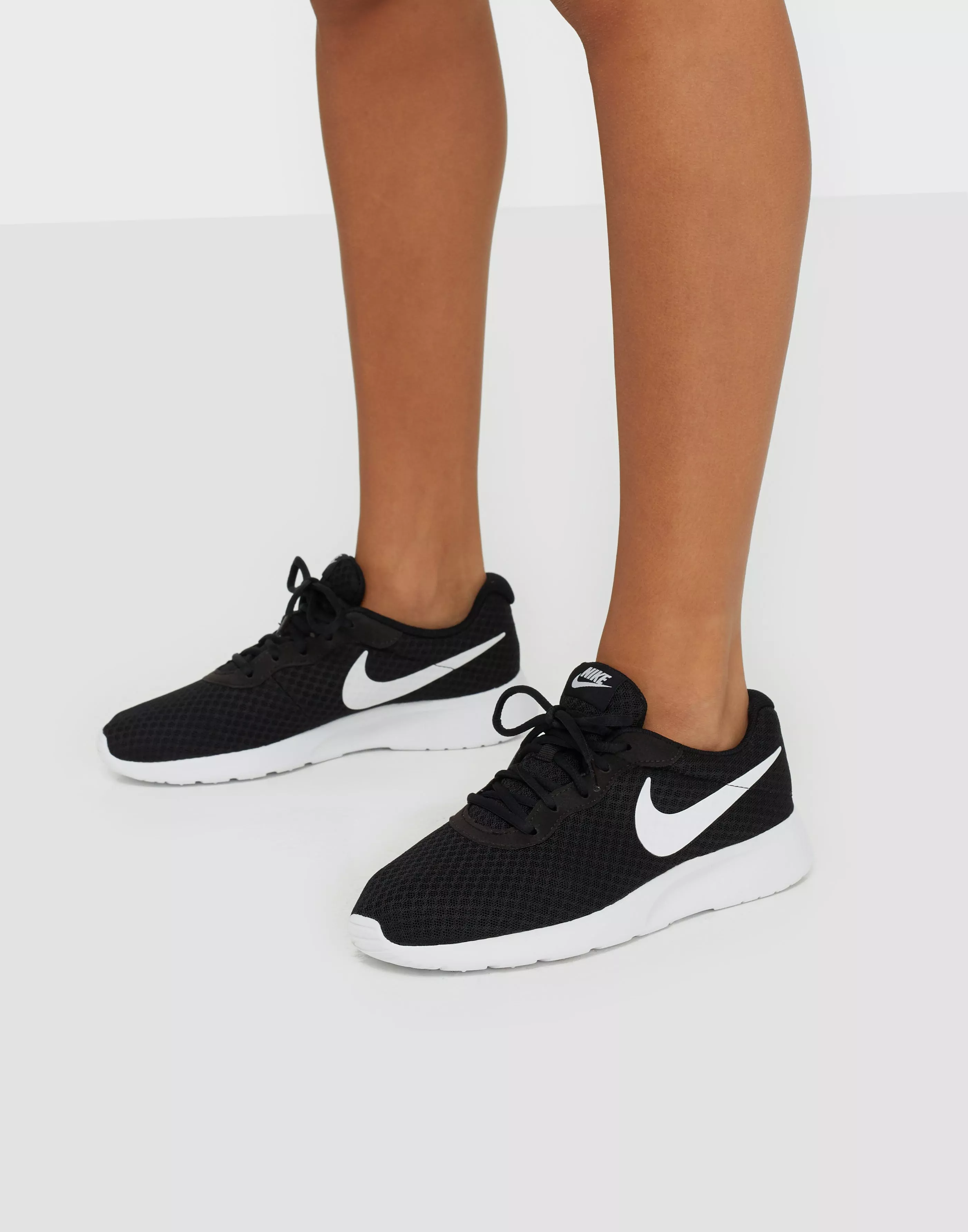 Tanjun nike black and on sale white