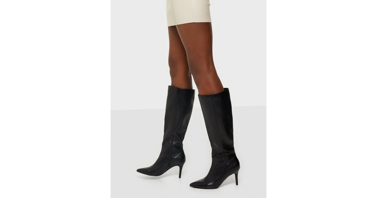 Under store knee boot