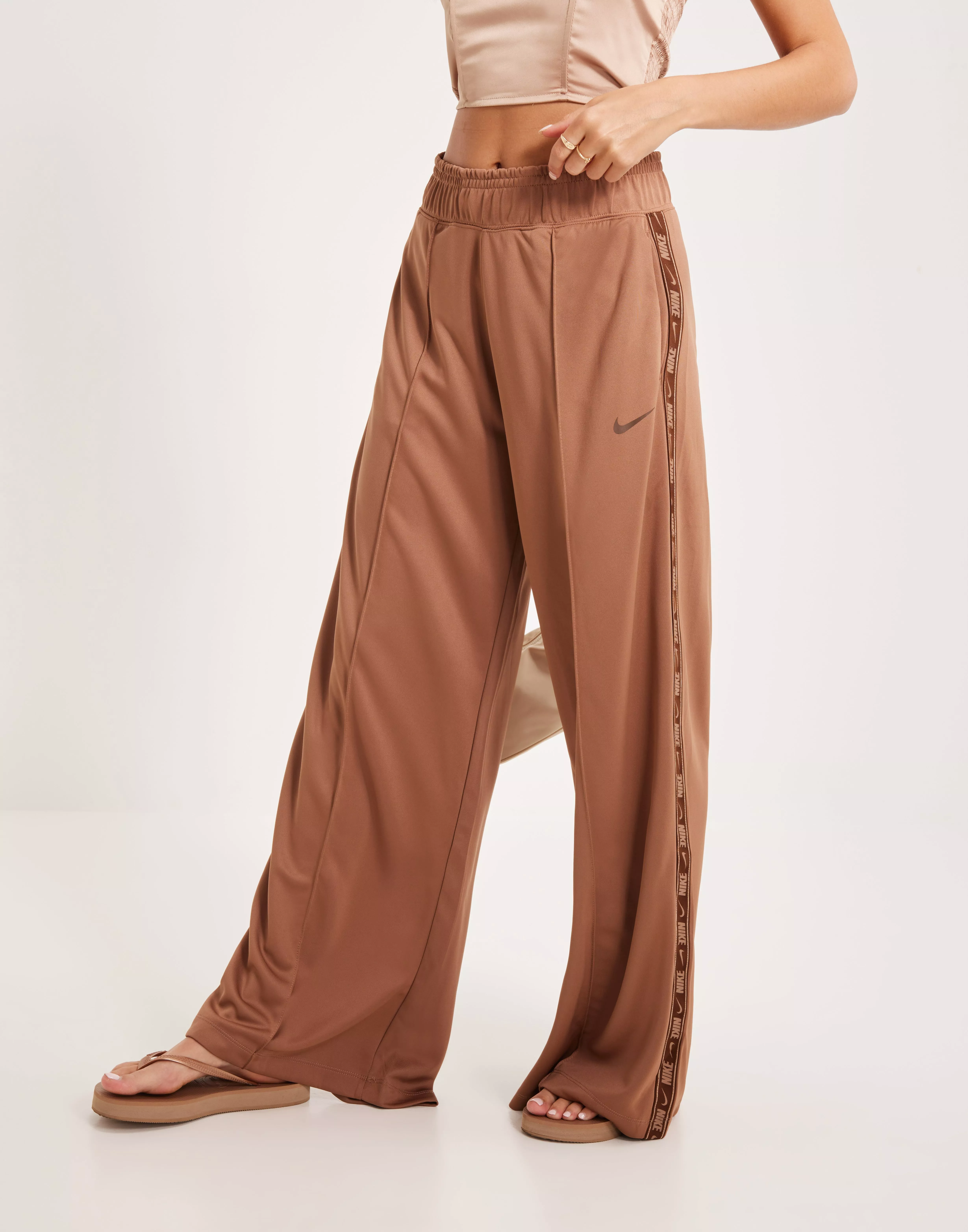 Nsw taped 2024 woven pant