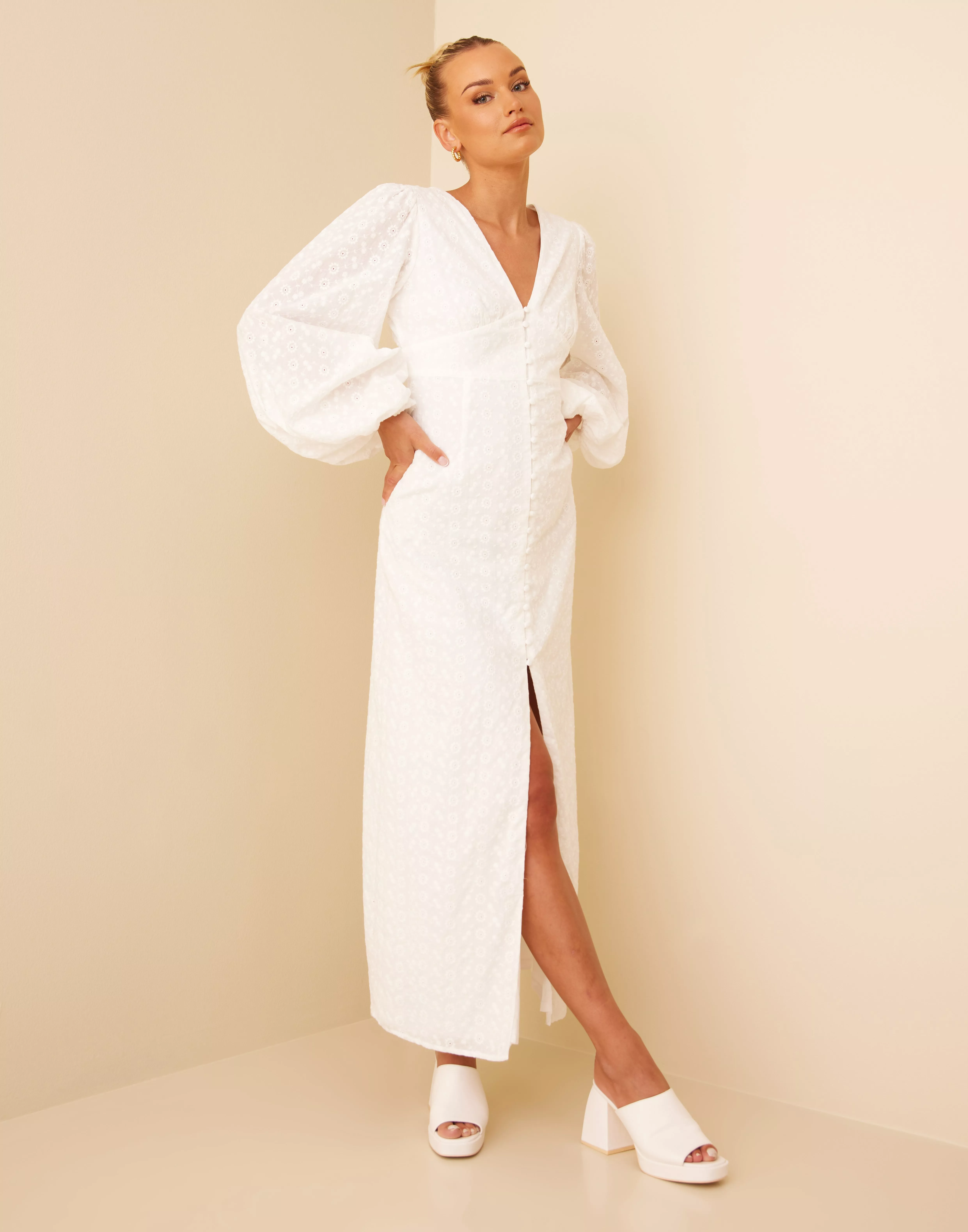 Køb Vila L/S PUFF SLEEVE MAXI DRESS Cloud Dancer Embroidery | Nelly.com