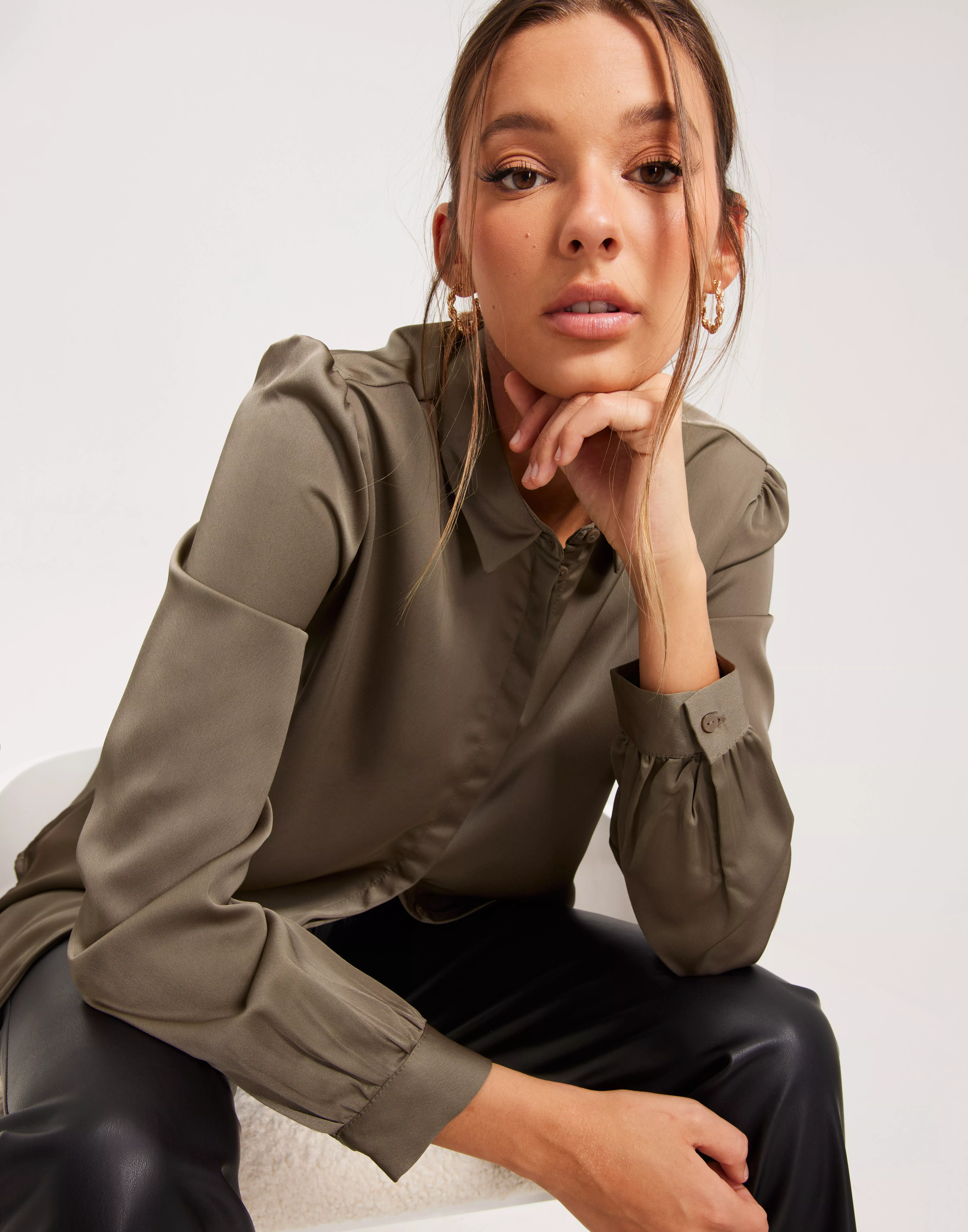 Køb Vila VIELLETTE SATIN L/S SHIRT/SU - NOOS - Walnut | Nelly.com