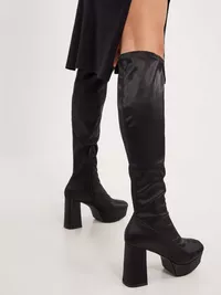 Under Knee Plateau Boot
