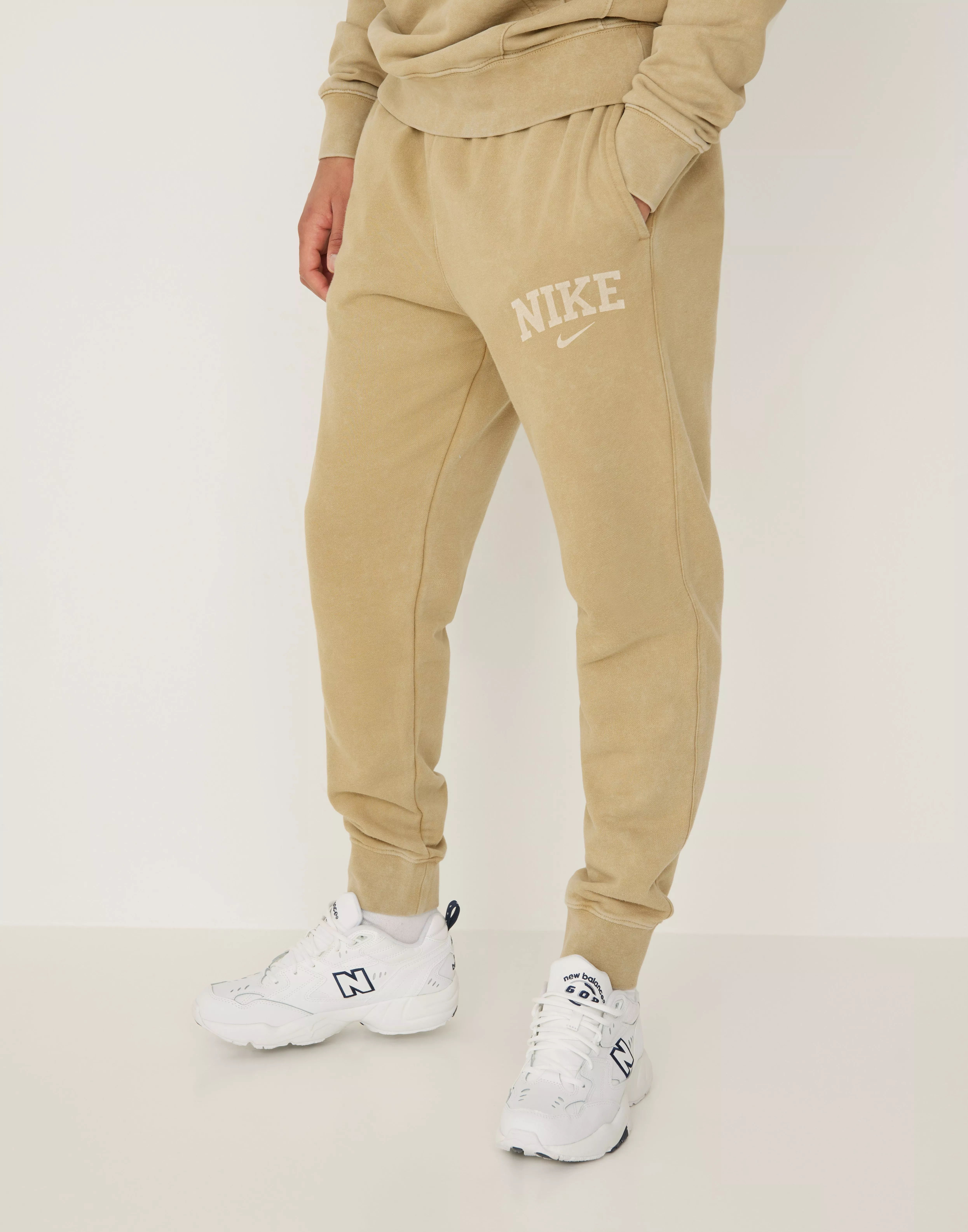 Nike discount joggers beige