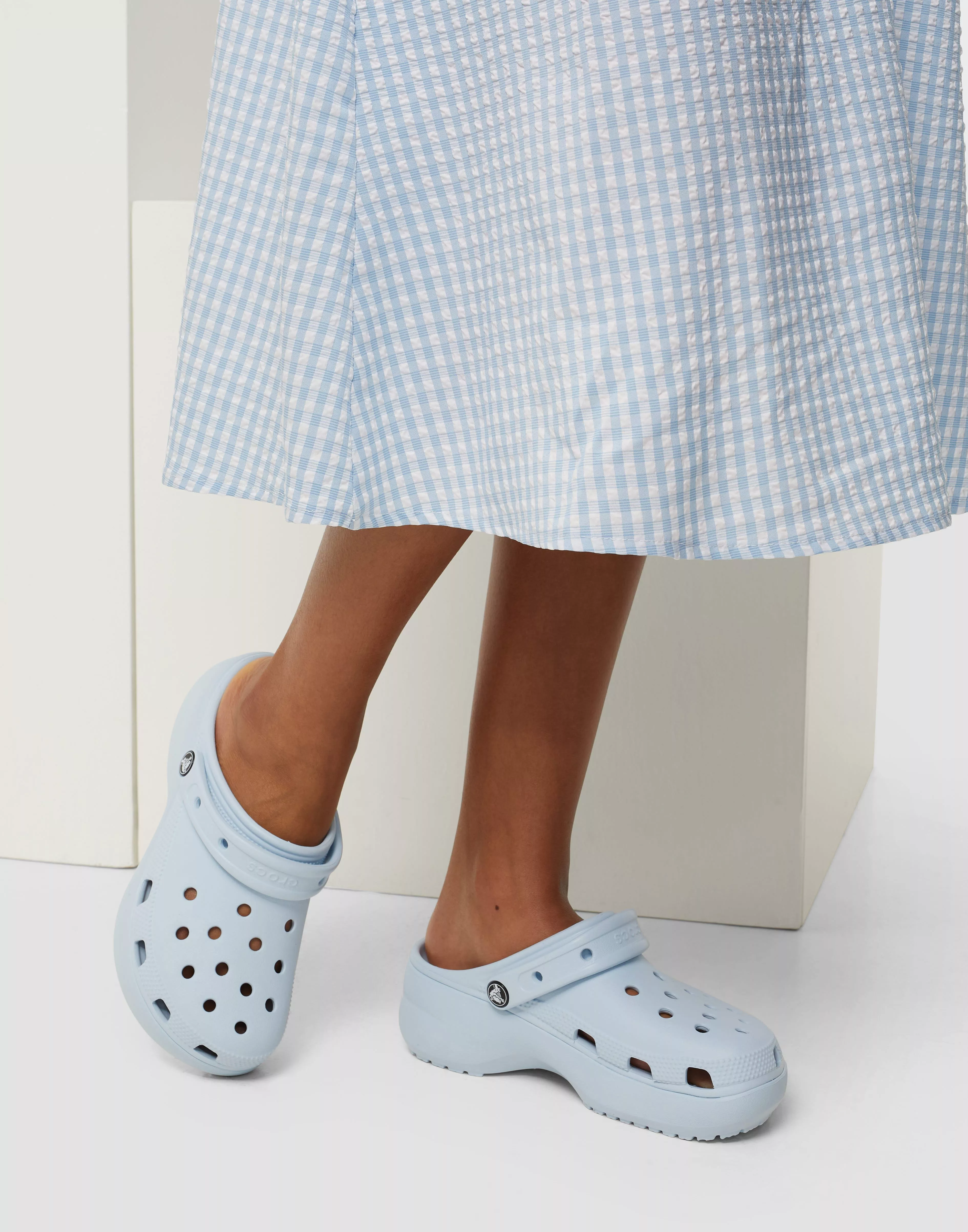 Blue deals platform crocs