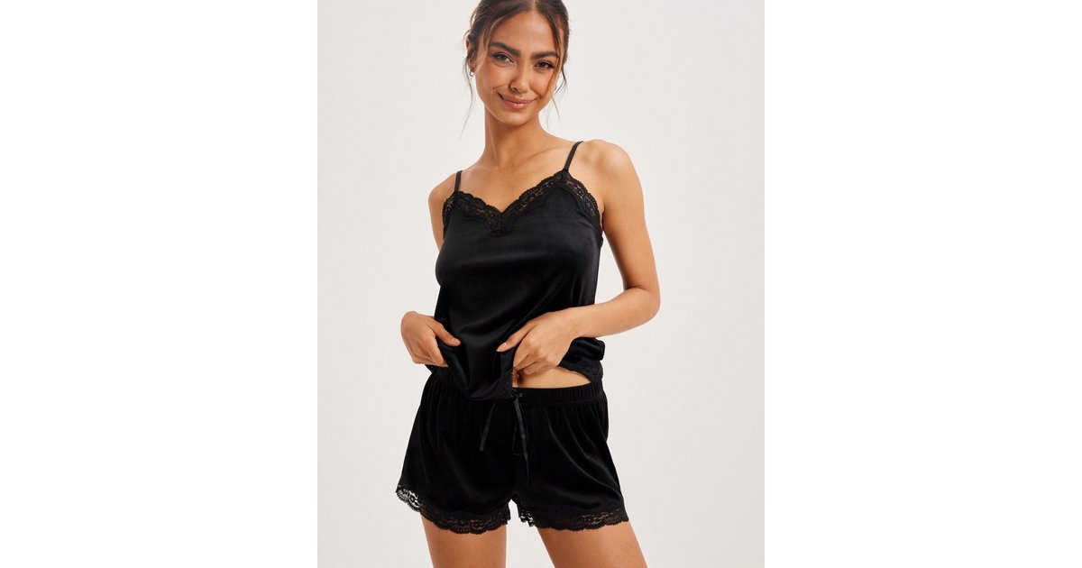 Satin pyjama shorts for €19.99 - Pajama Pants - Hunkemöller