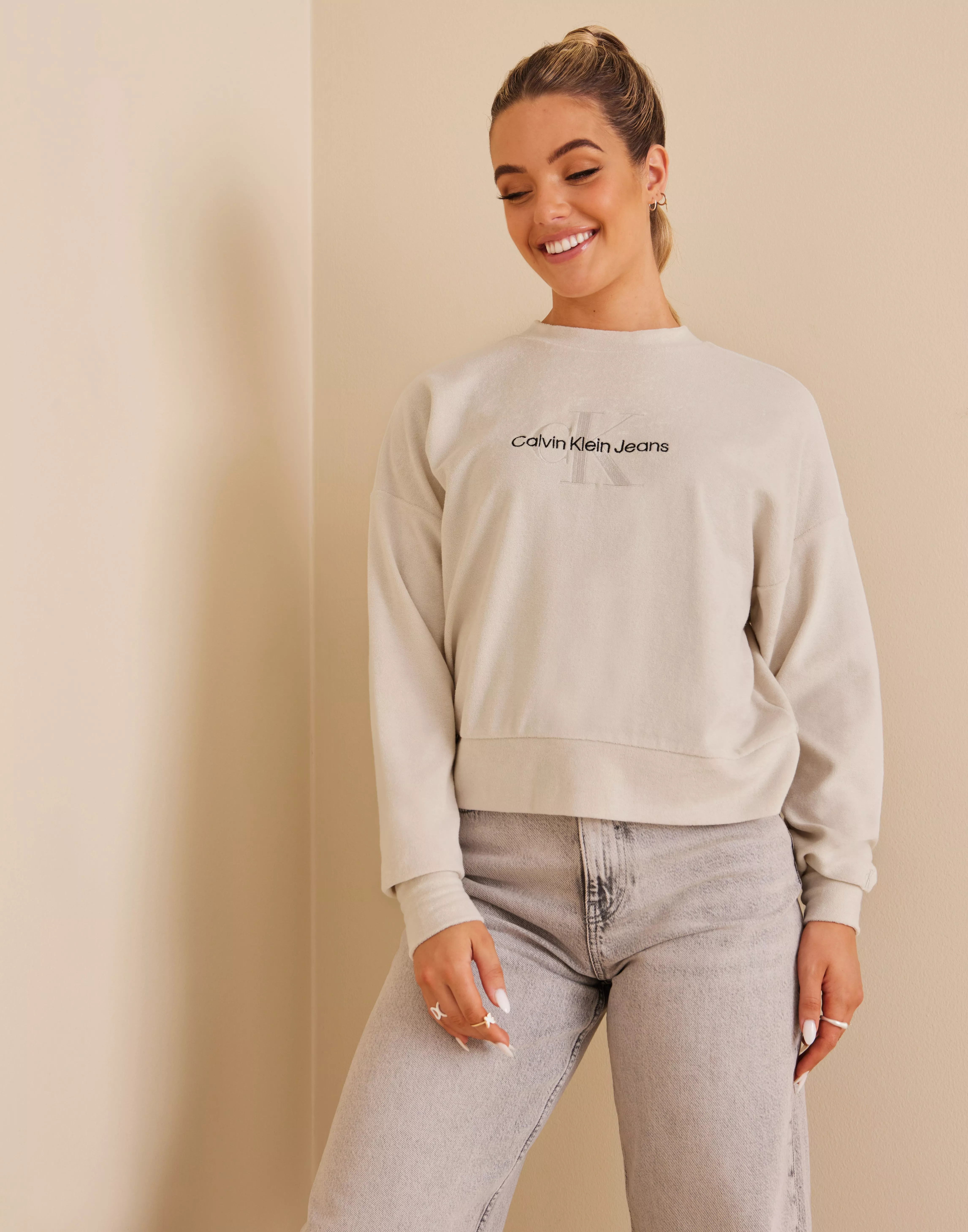 Calvin Klein Women's Monogram Logo Crewneck  Sweatshirt fashion, Calvin  klein woman, Calvin klein jeans women