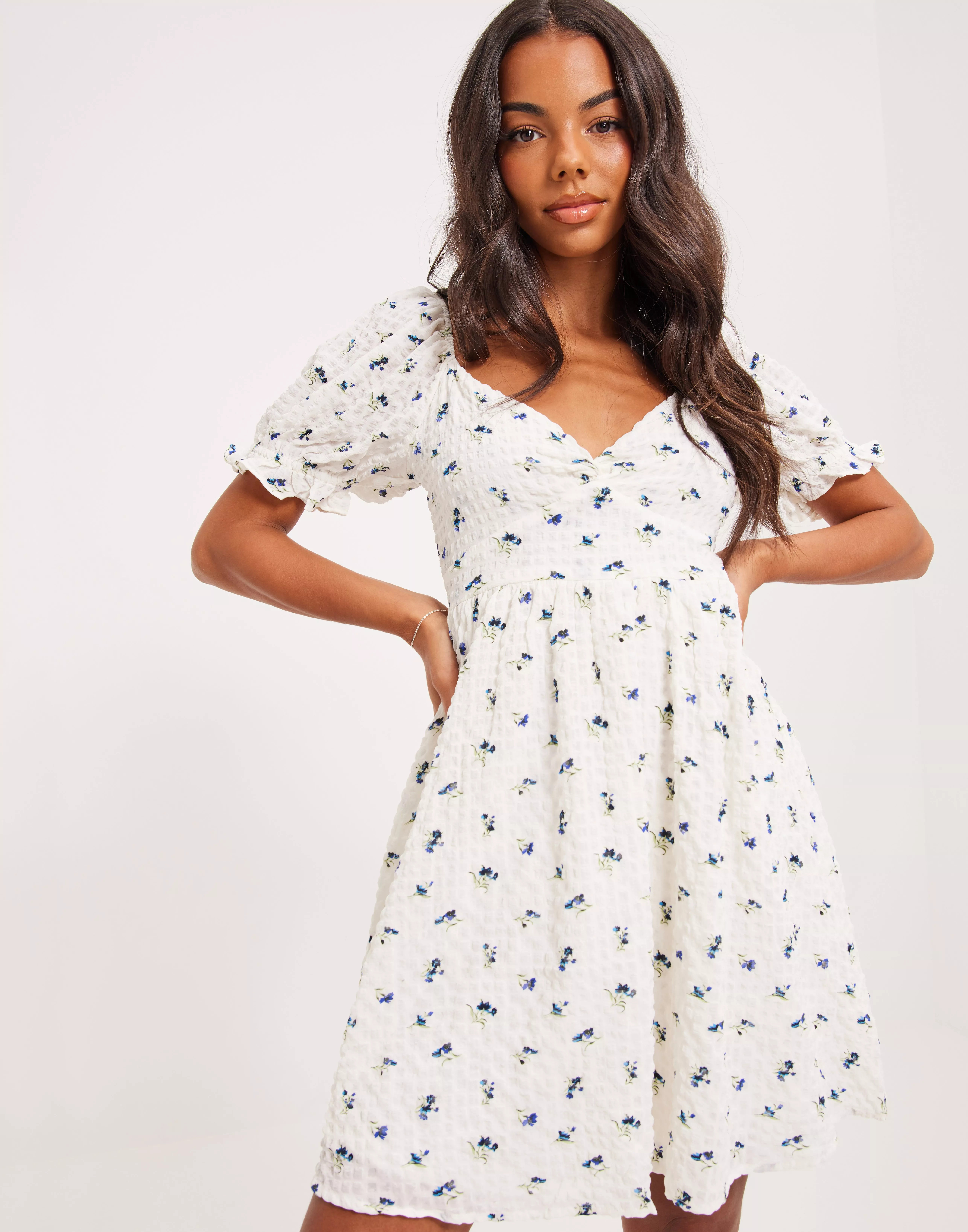 Kjøp Vero Moda Blomstrete kjoler - VMHOLLO 2/4 KNOT SHORT DRESS EXP | Nelly