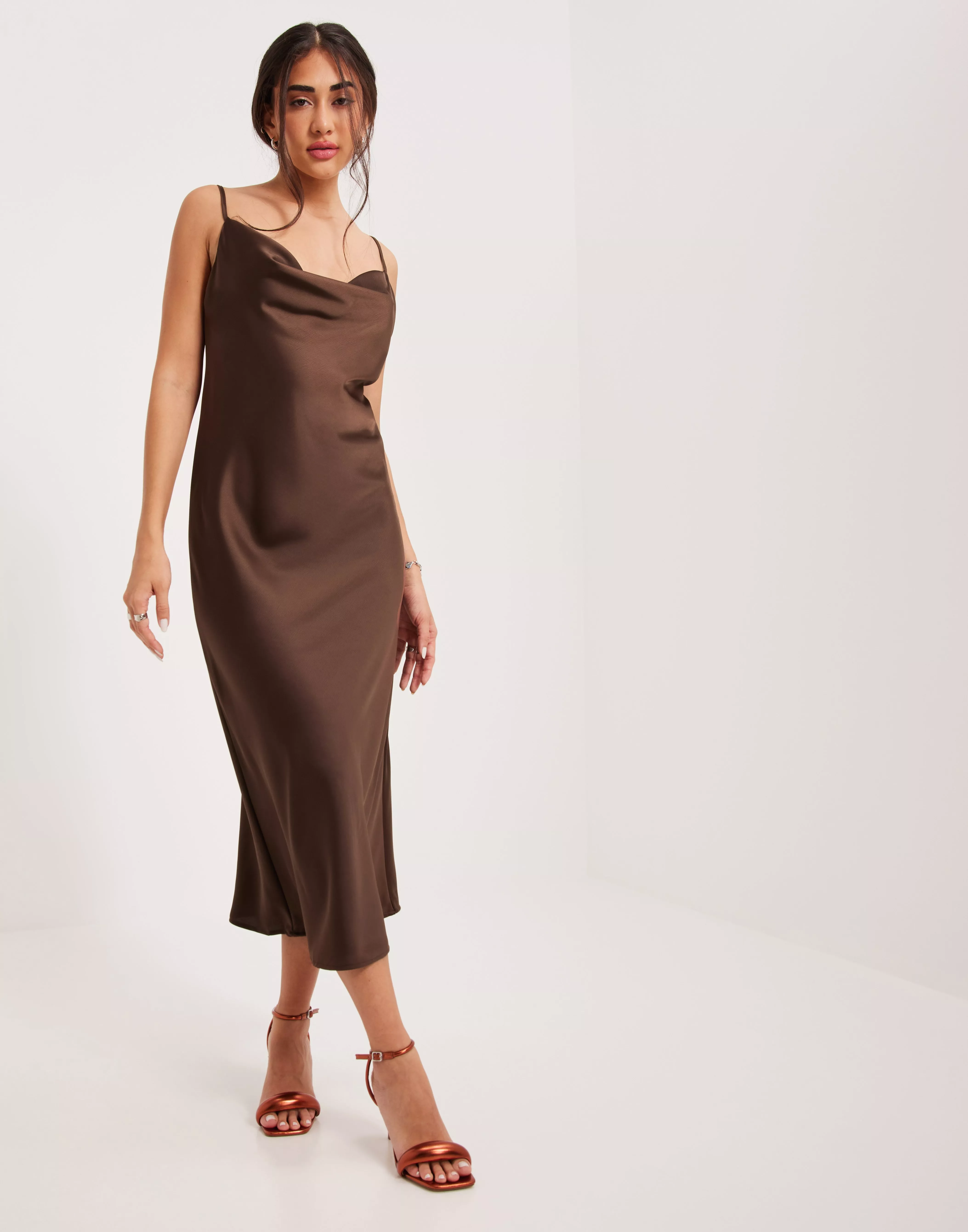 Buy Moda VMLUCY SATIN SL DRESS EXP CP - Carafe | Nelly.com