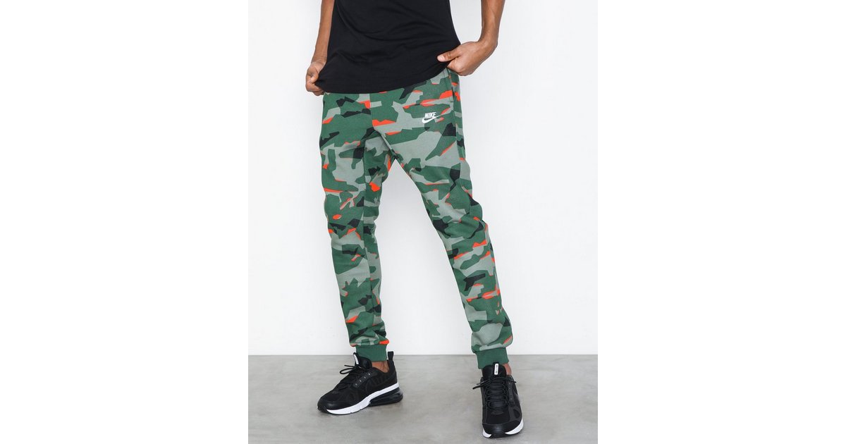 Nike club cheap camo sweatpant