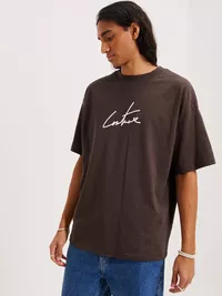 PUFF PRINT SIGNATURE RELAXED FIT T-SHIRT-BROWN