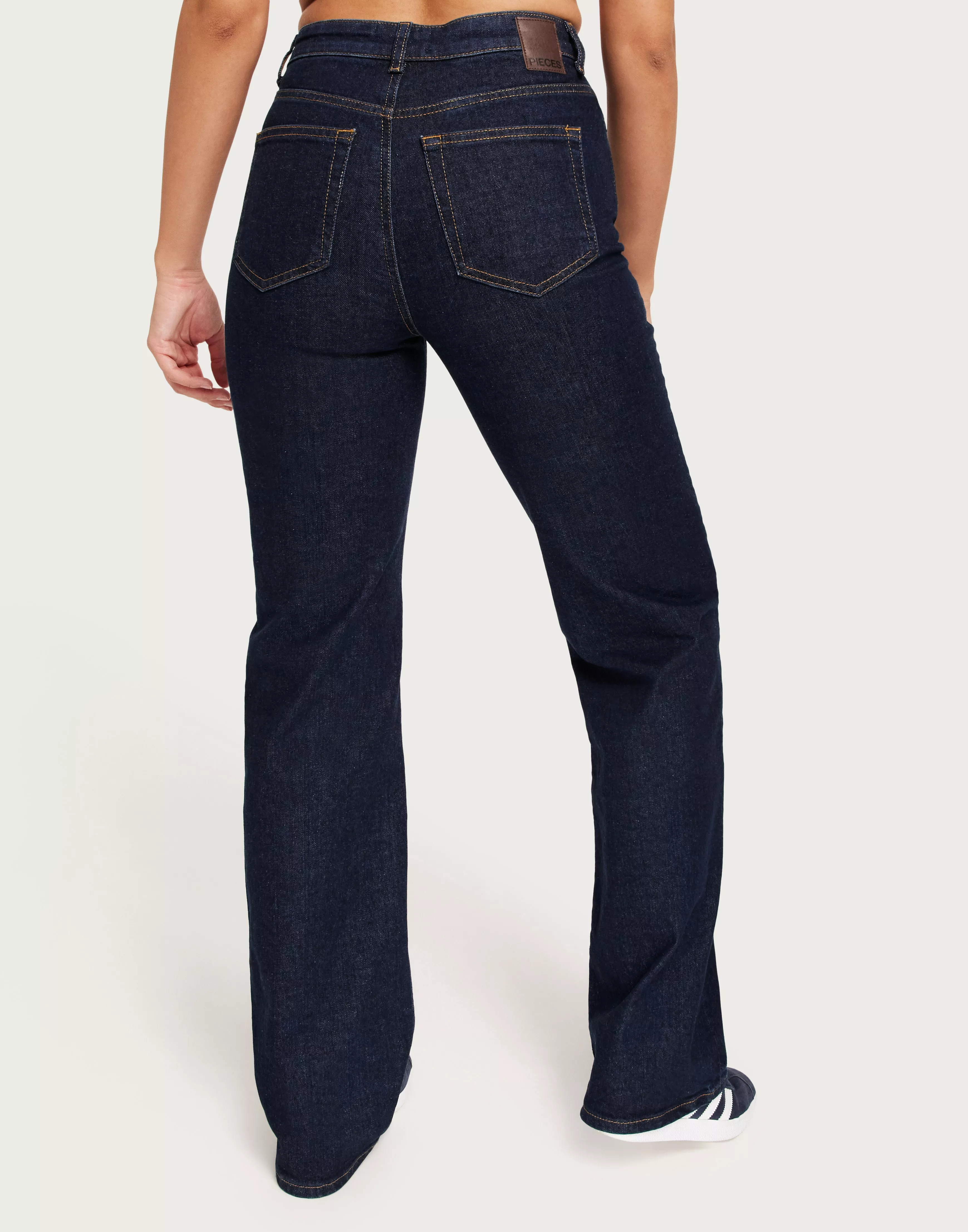 PIECES Tall PCHOLLY WIDE - Straight leg jeans - medium blue denim