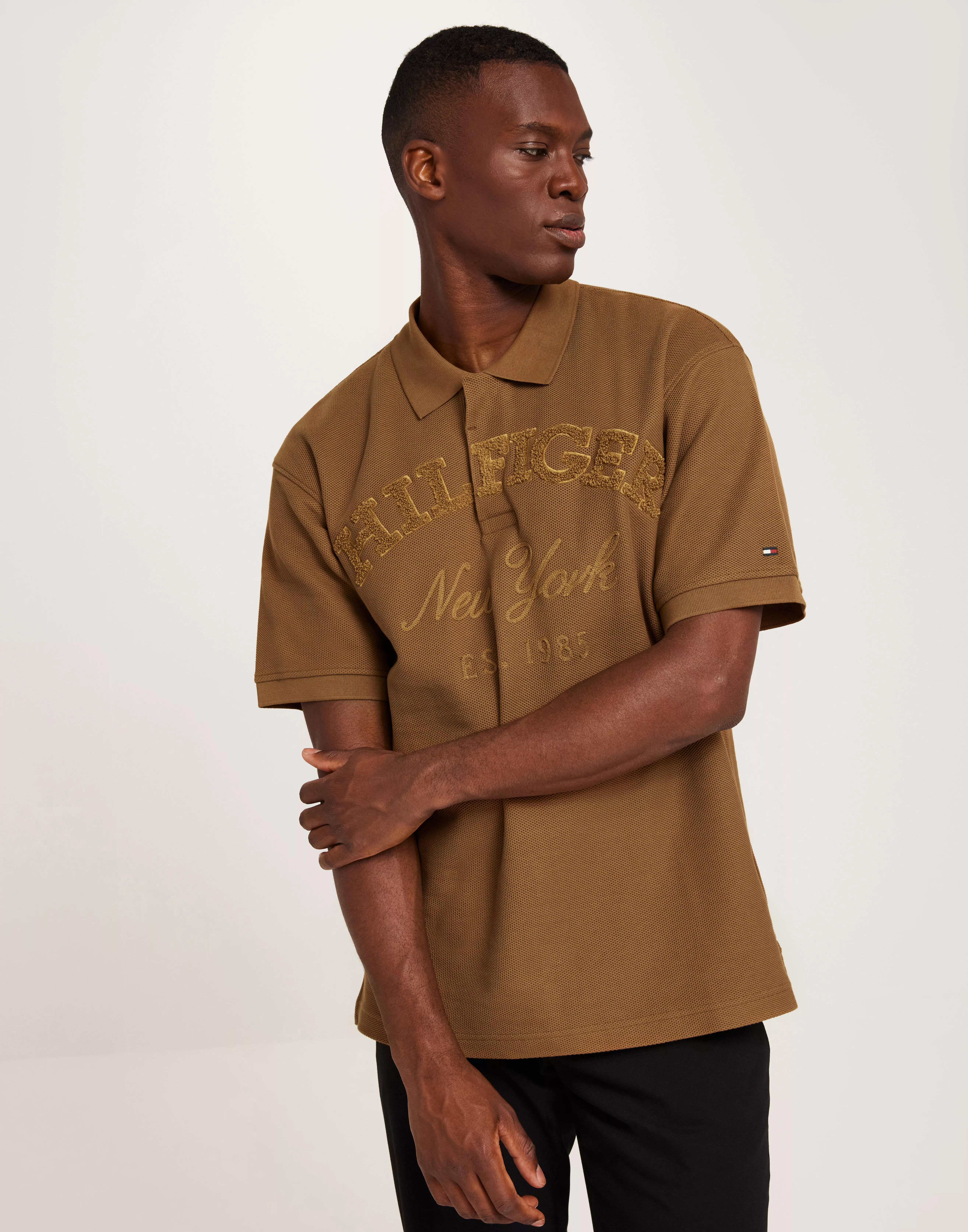 Köp Tommy Hilfiger MONOTYPE ARCHIVE FIT POLO - Desert Khaki | NLYMAN