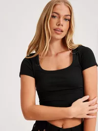 Scoop Neck Cropped Tee