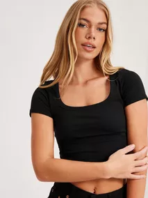 Scoop Neck Cropped Tee
