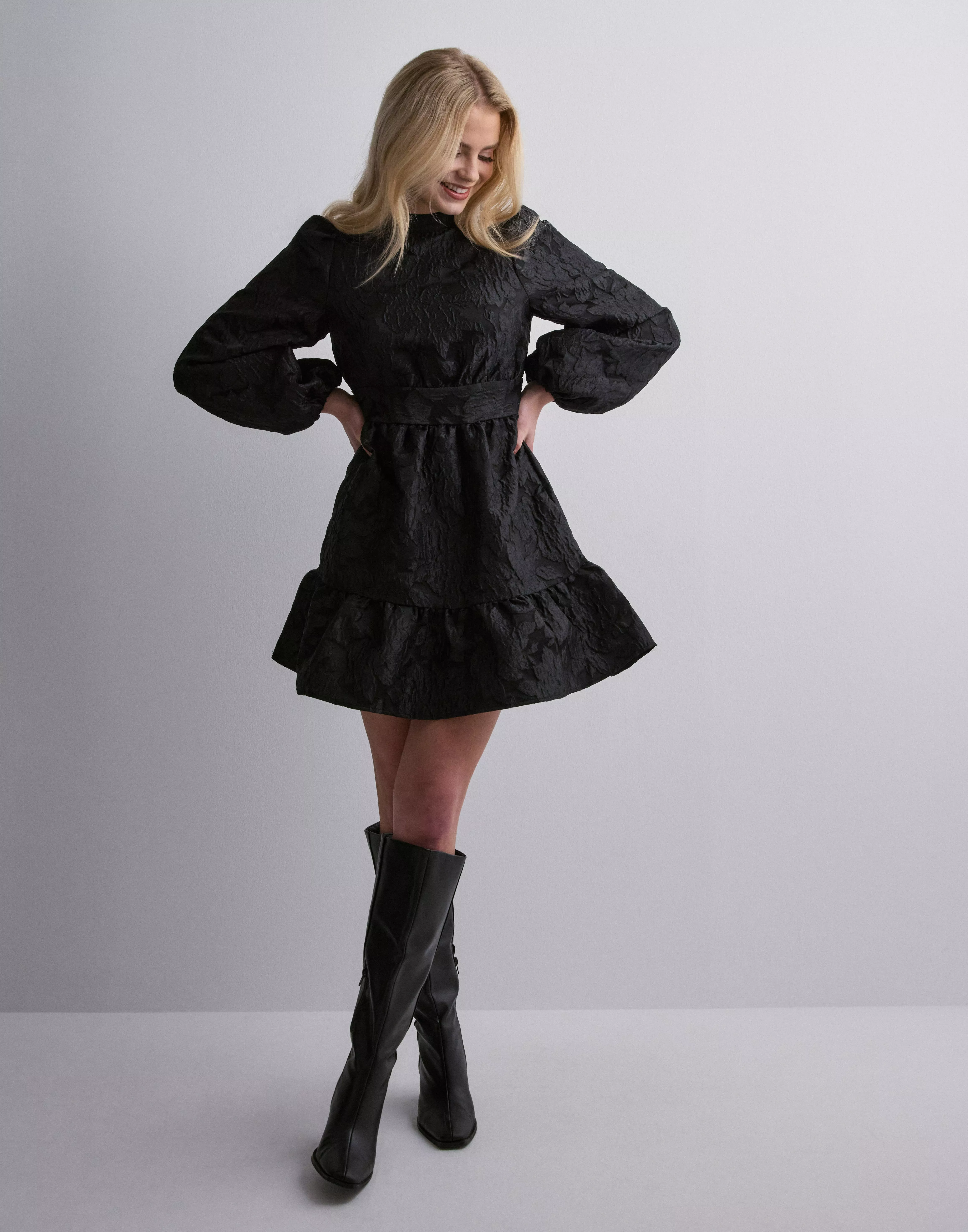 Køb Vero Moda VMSULLE L/S Black WVN DRESS - SHORT