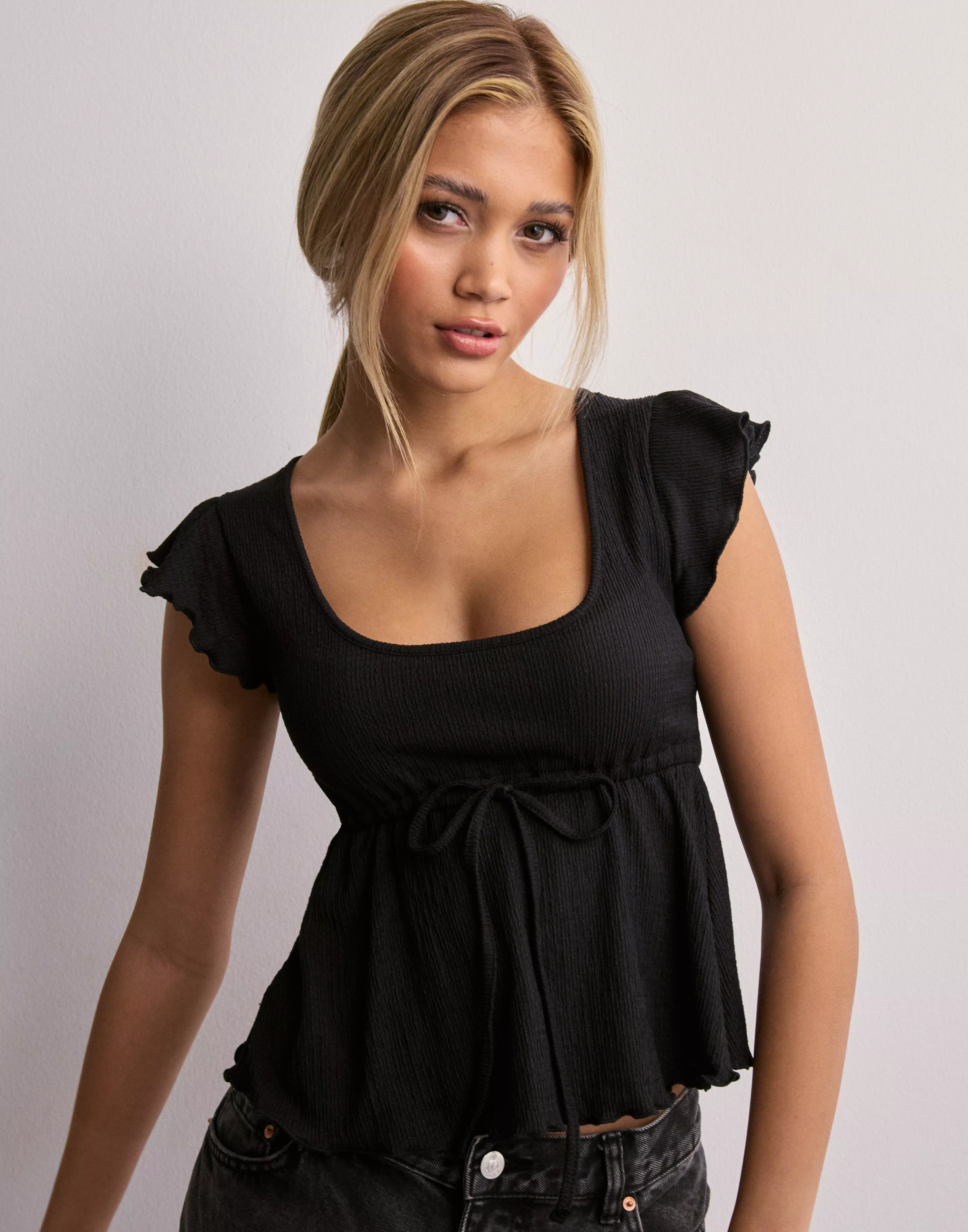 Köp Nelly Cute Frill Tie Top - Svart Nelly