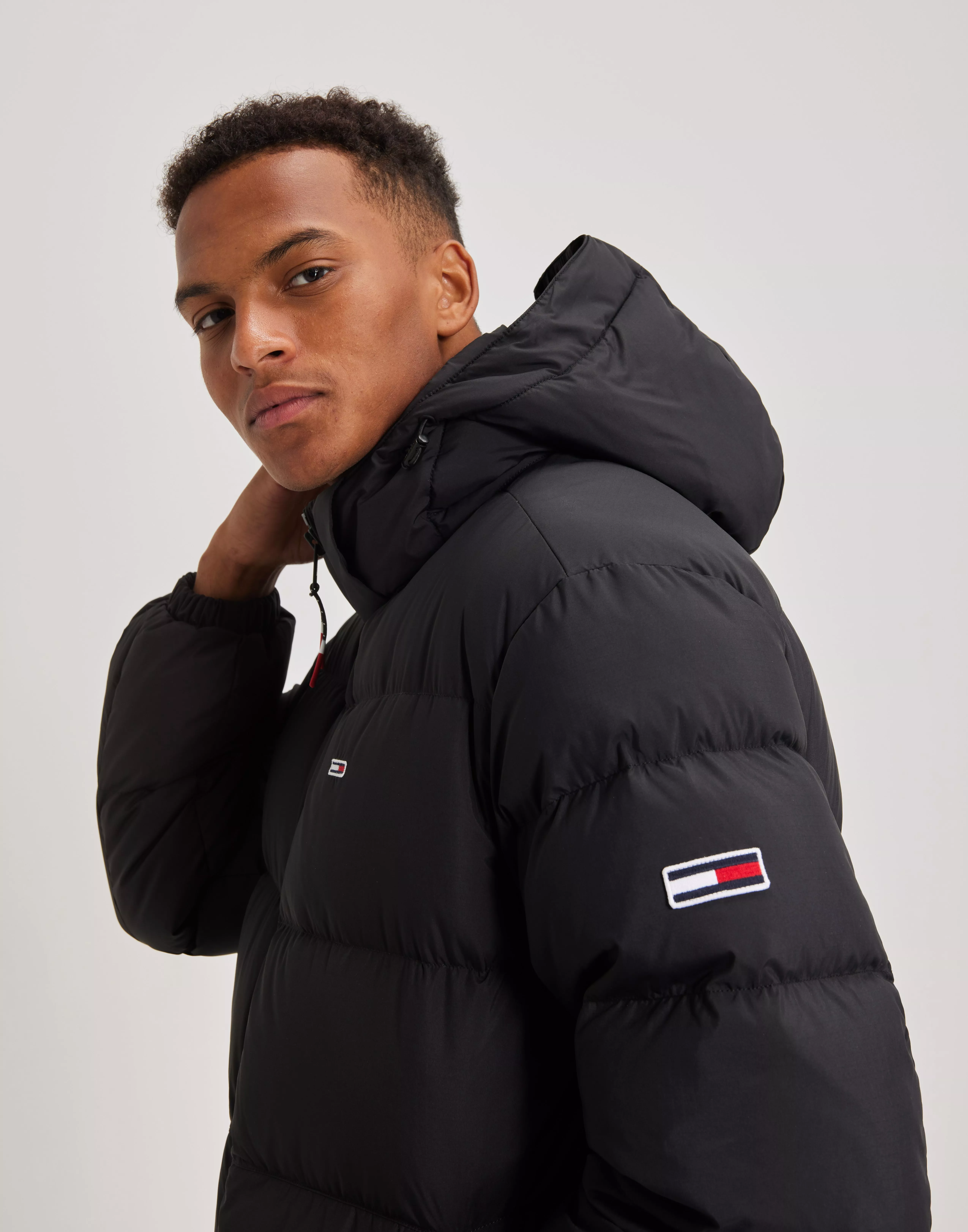 Tommy Jeans TJM ESSENTIAL LIGHT DOWN JACKET Preto - Entrega