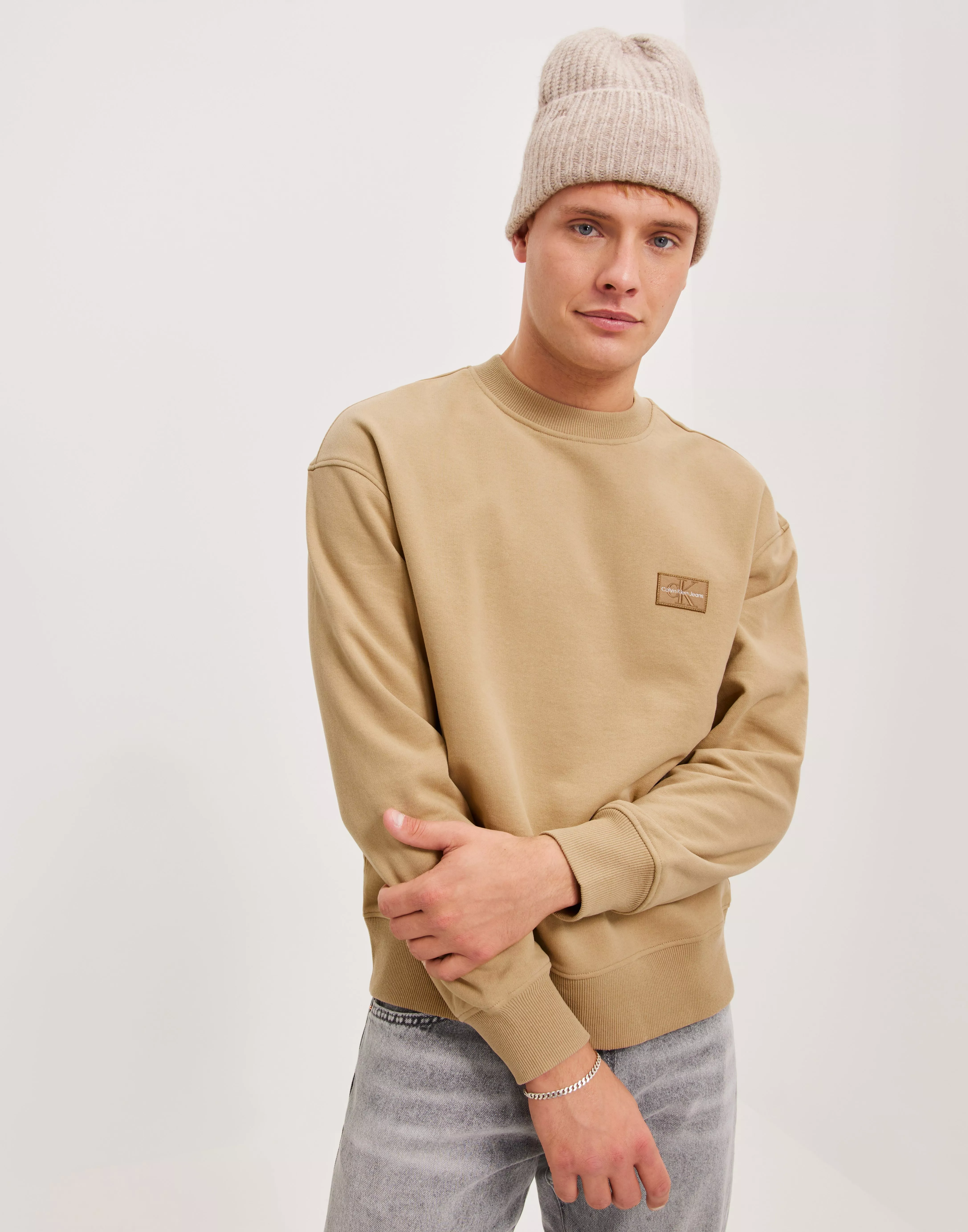 Buy Calvin Klein Jeans SHRUNKEN BADGE CREW NECK Travertine NLYMAN