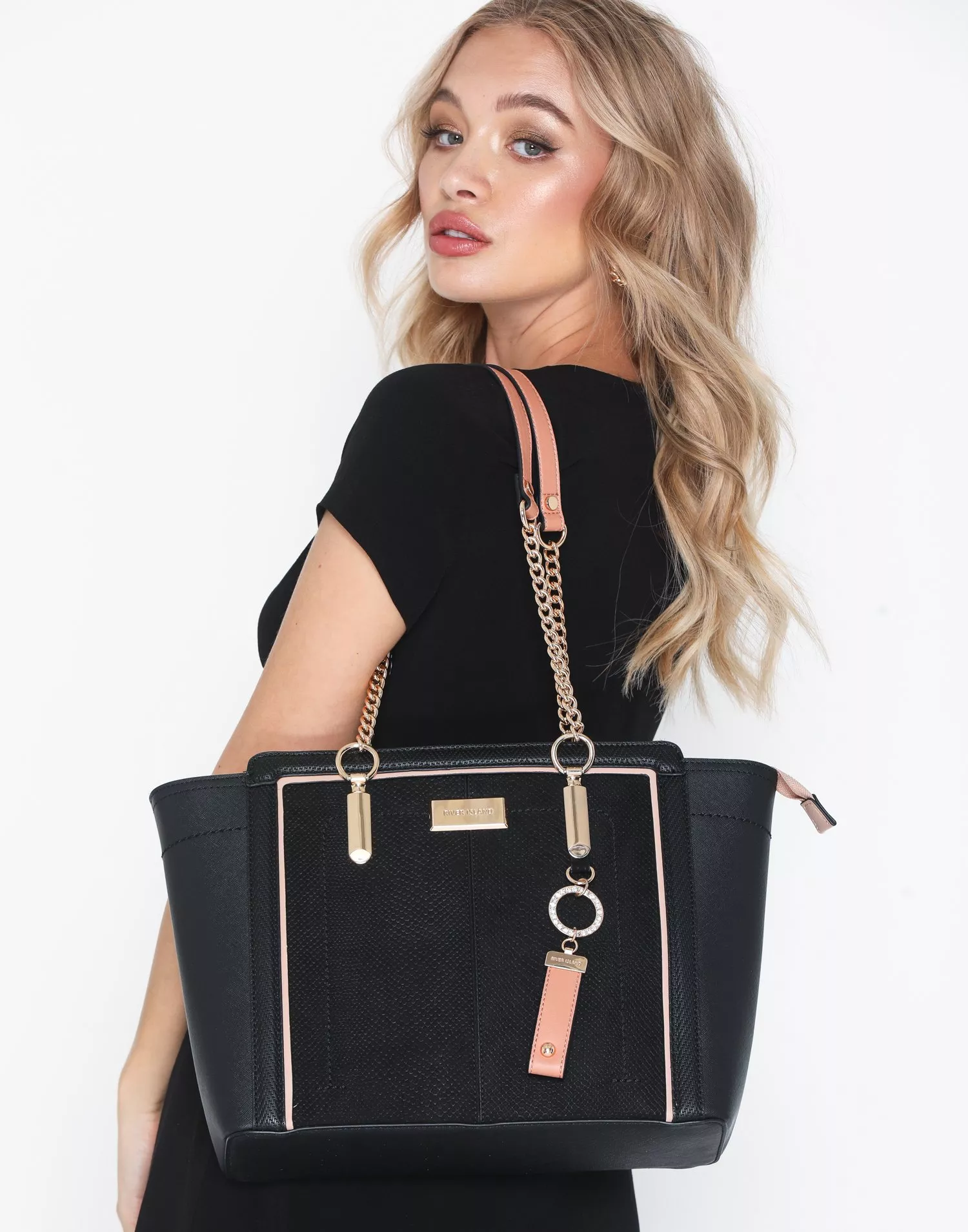 Black winged chain 2025 handle tote bag