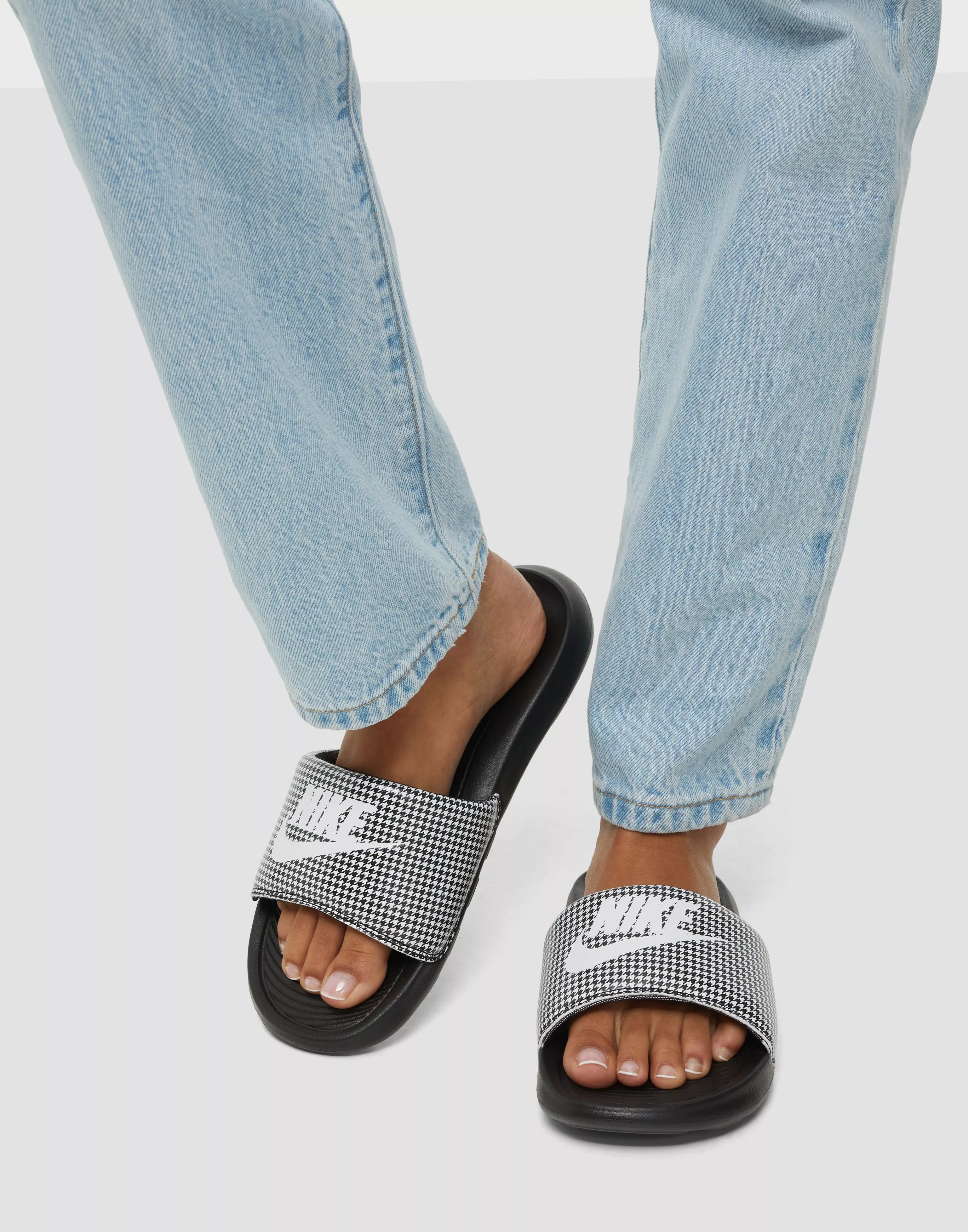 Buy Nike W NIKE VICTORI ONE SLIDE PRINT - Black/White | Nelly.com