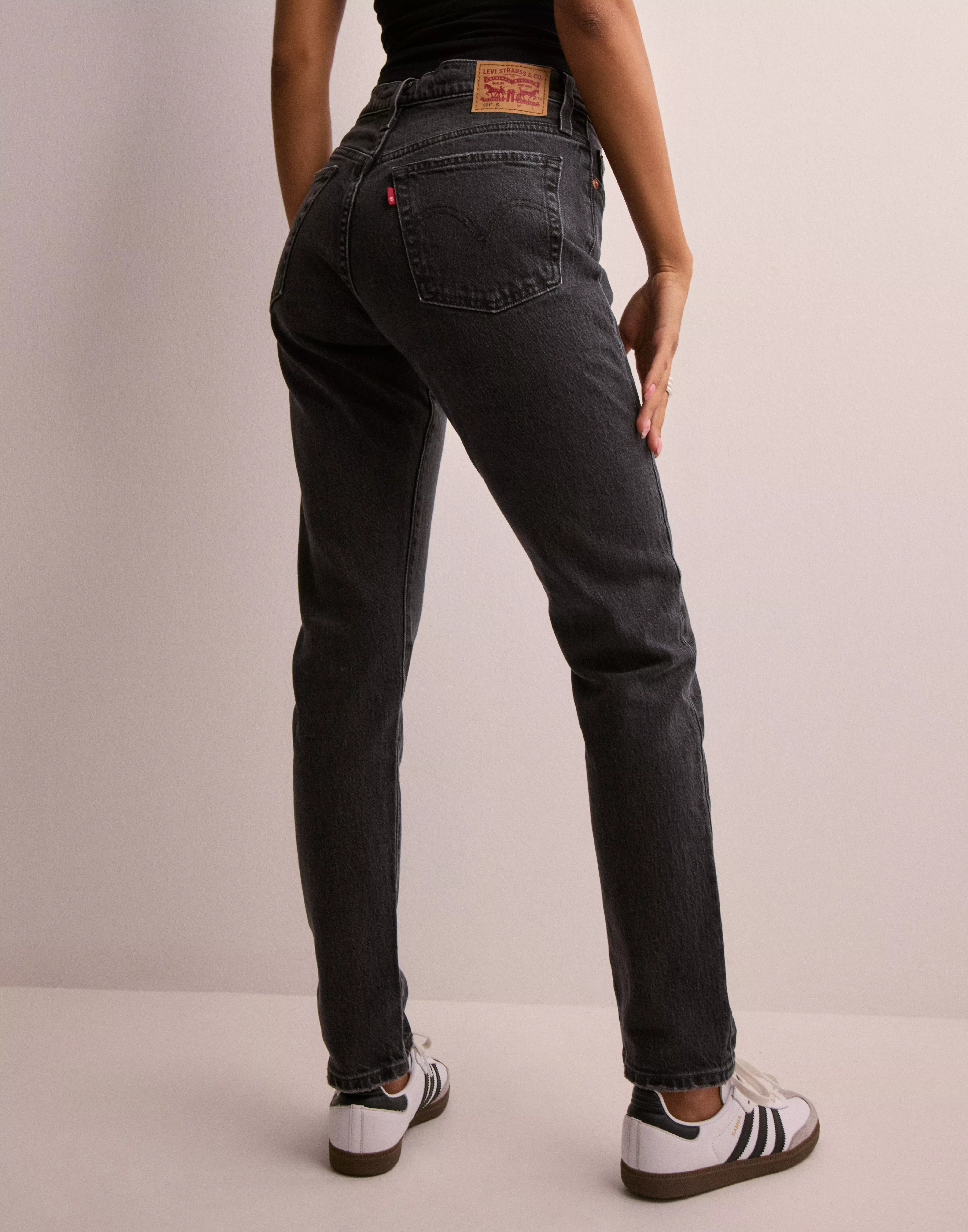 Black skinny deals levi jeans