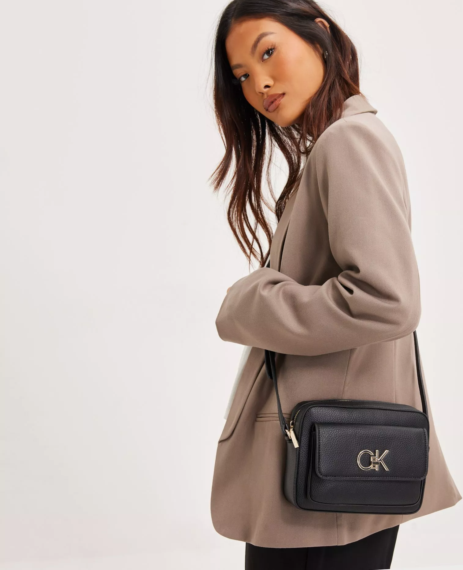 HealthdesignShops, Bolso CALVIN KLEIN Re-Lock Camera Bag With Flap  K60K609114 GEZ