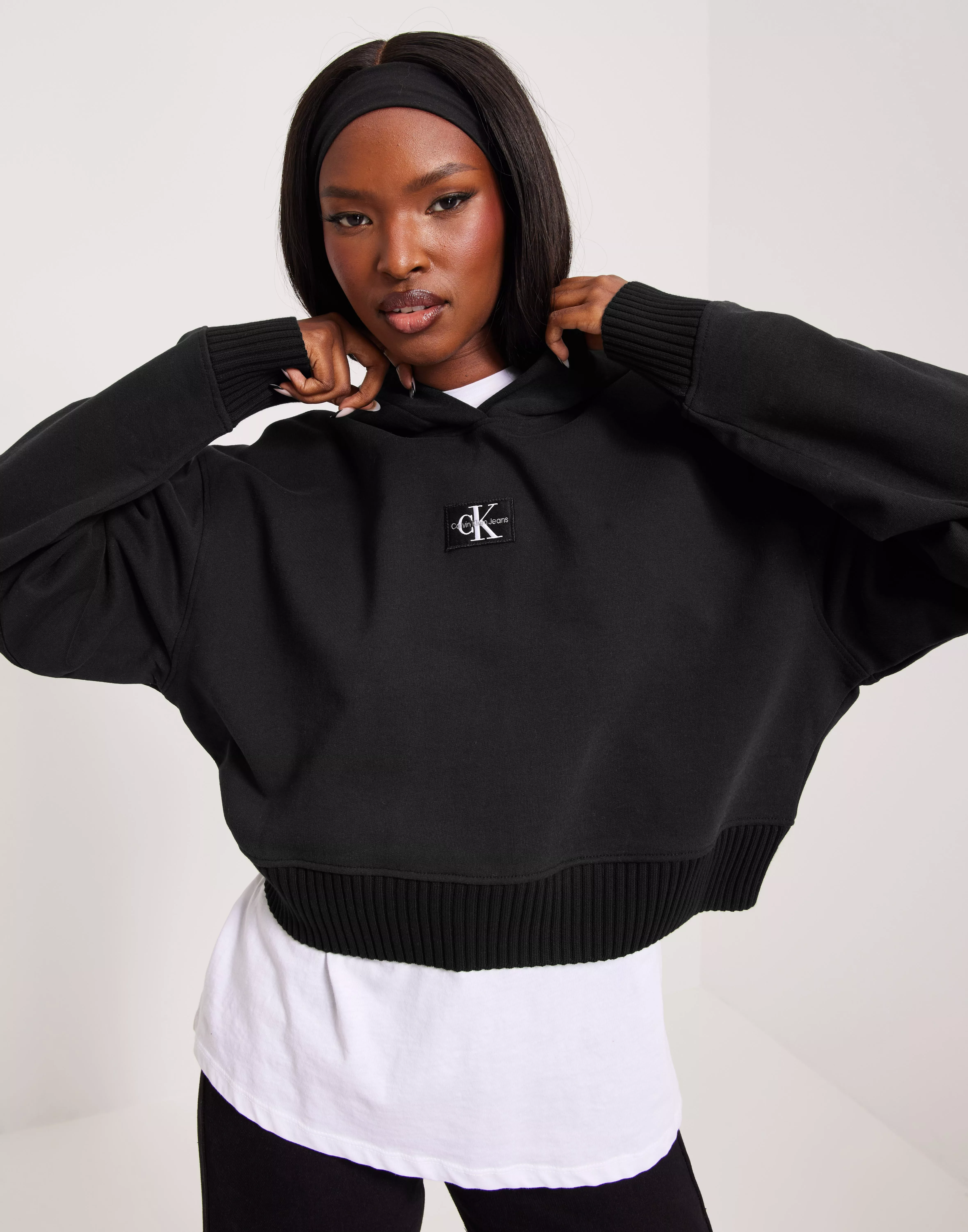 BADGE WIDE SLEEVES CROP HOODIE