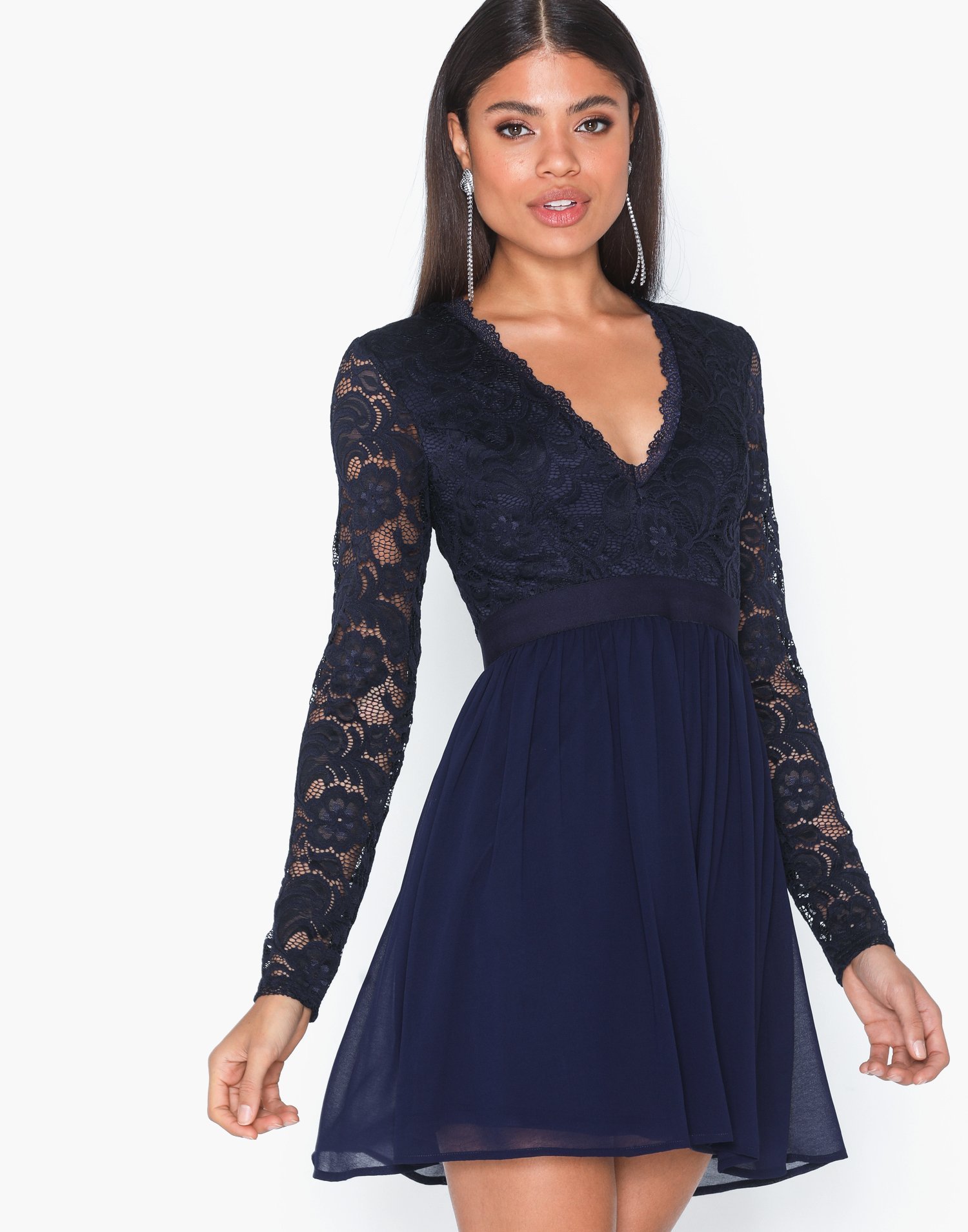 Scalloped Lace Prom Dress