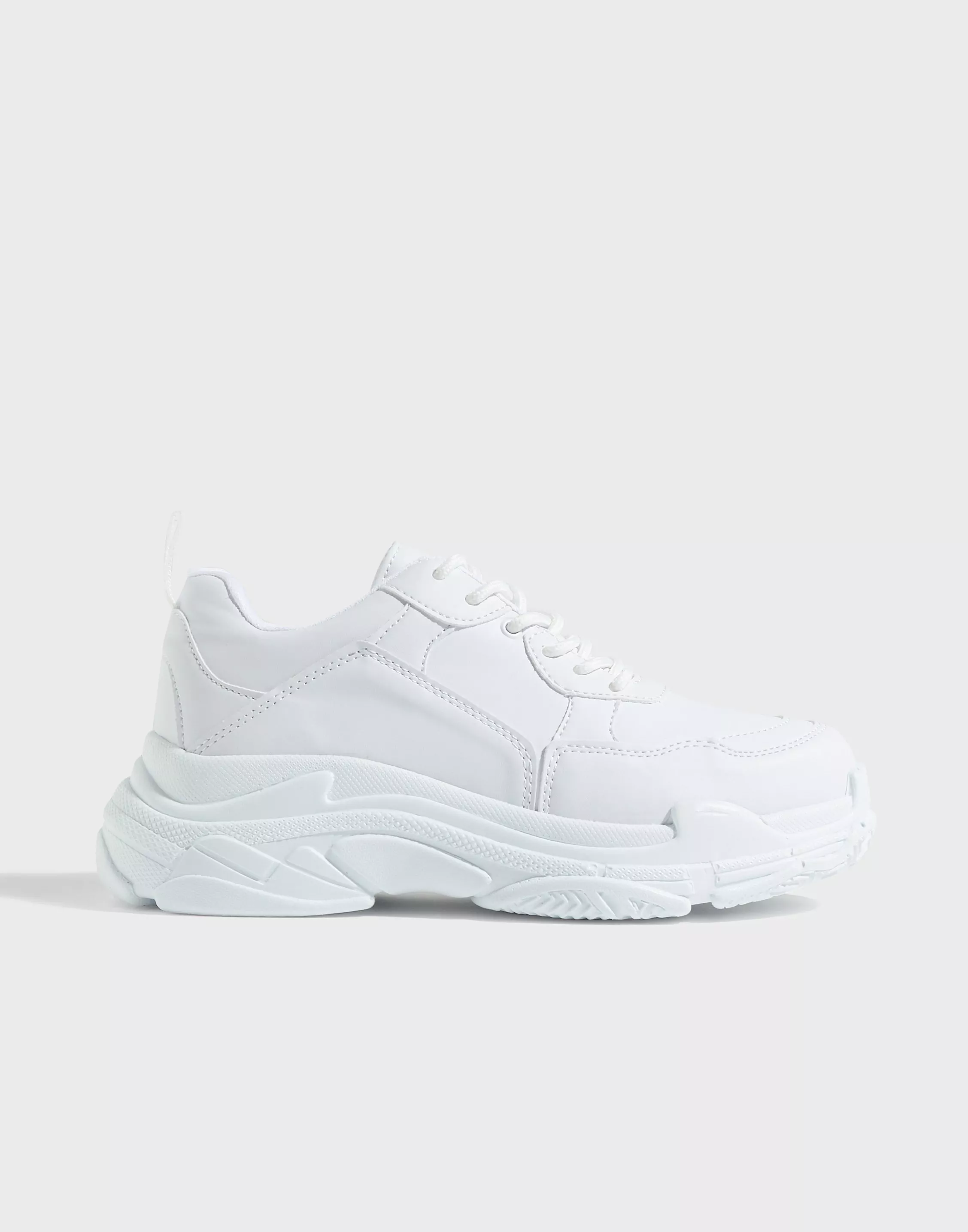 White nike hotsell chunky sneakers