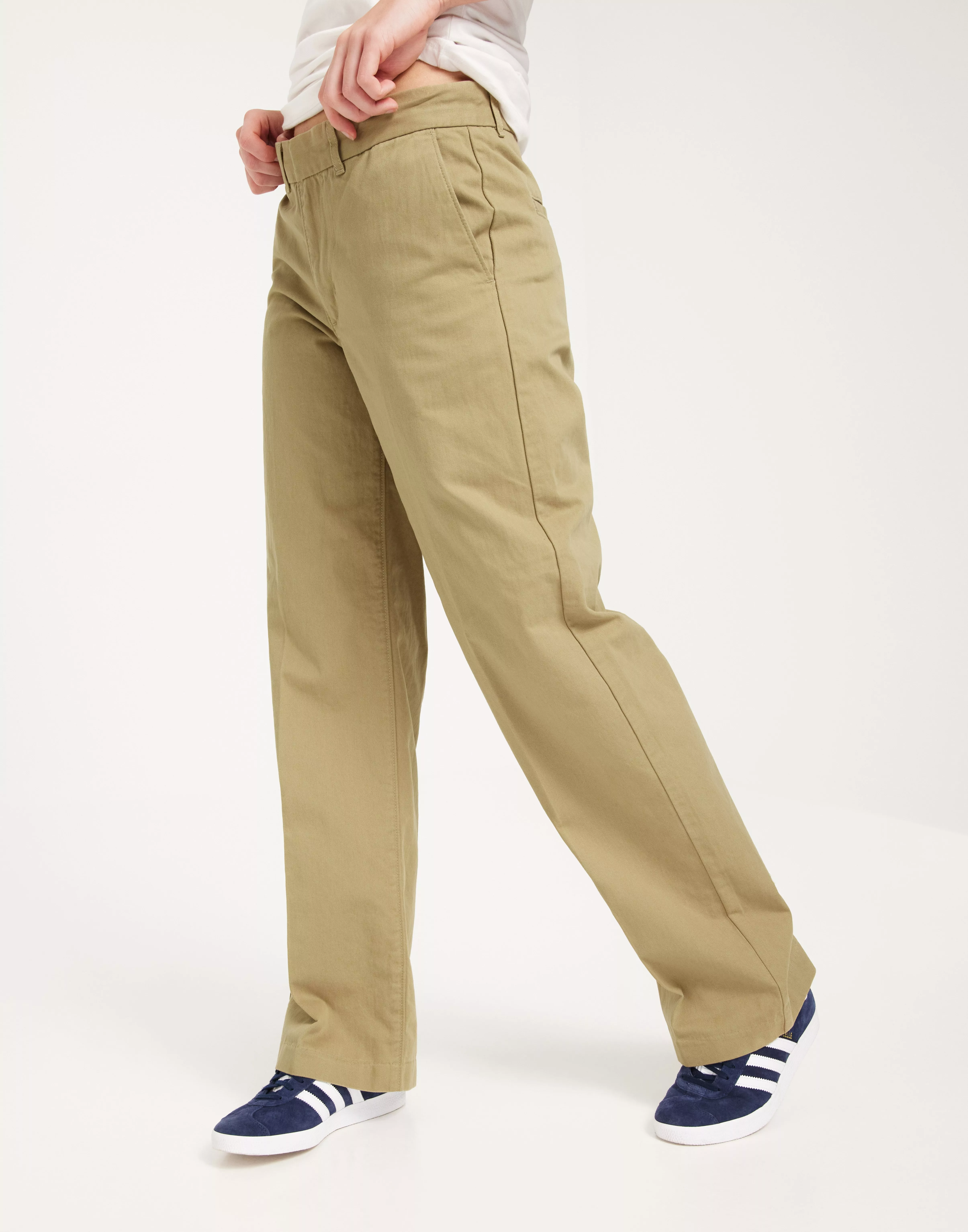 Baggy Trousers in Unbasic Khaki