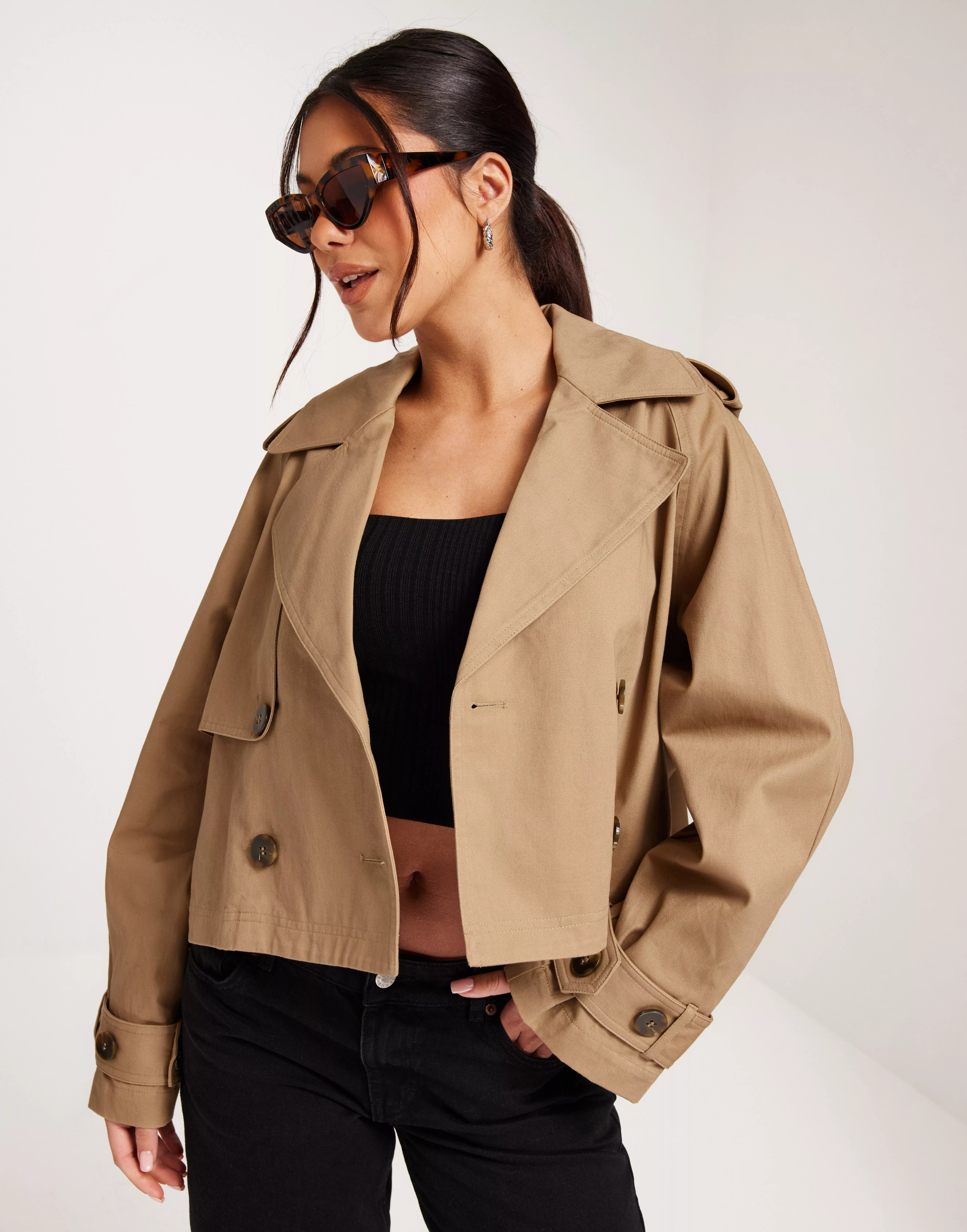 Short trench outlet jacket