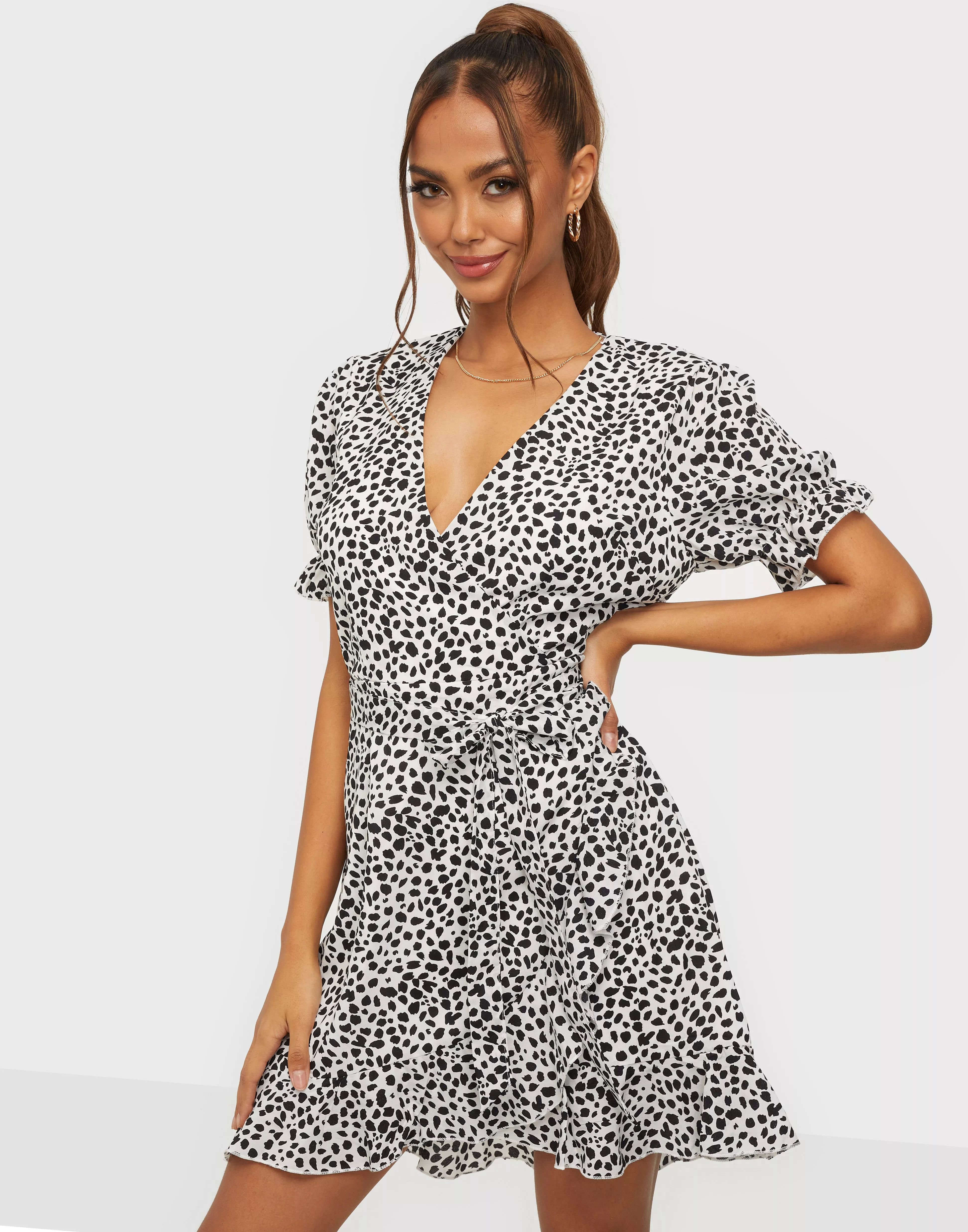 Missguided blue floral store ruffle tea dress