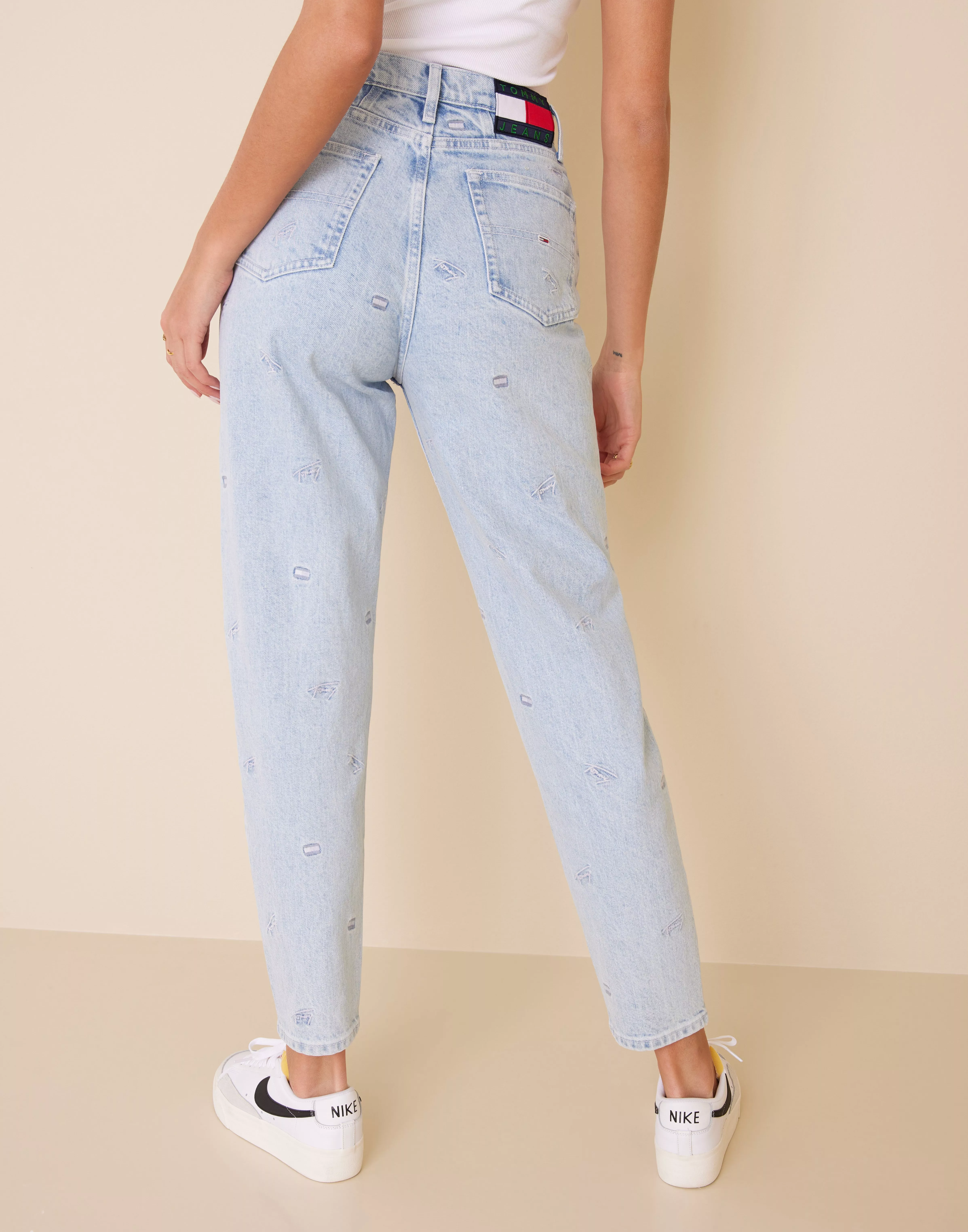 Tommy Jeans MOM UHR - Relaxed fit jeans - denim medium/blue denim