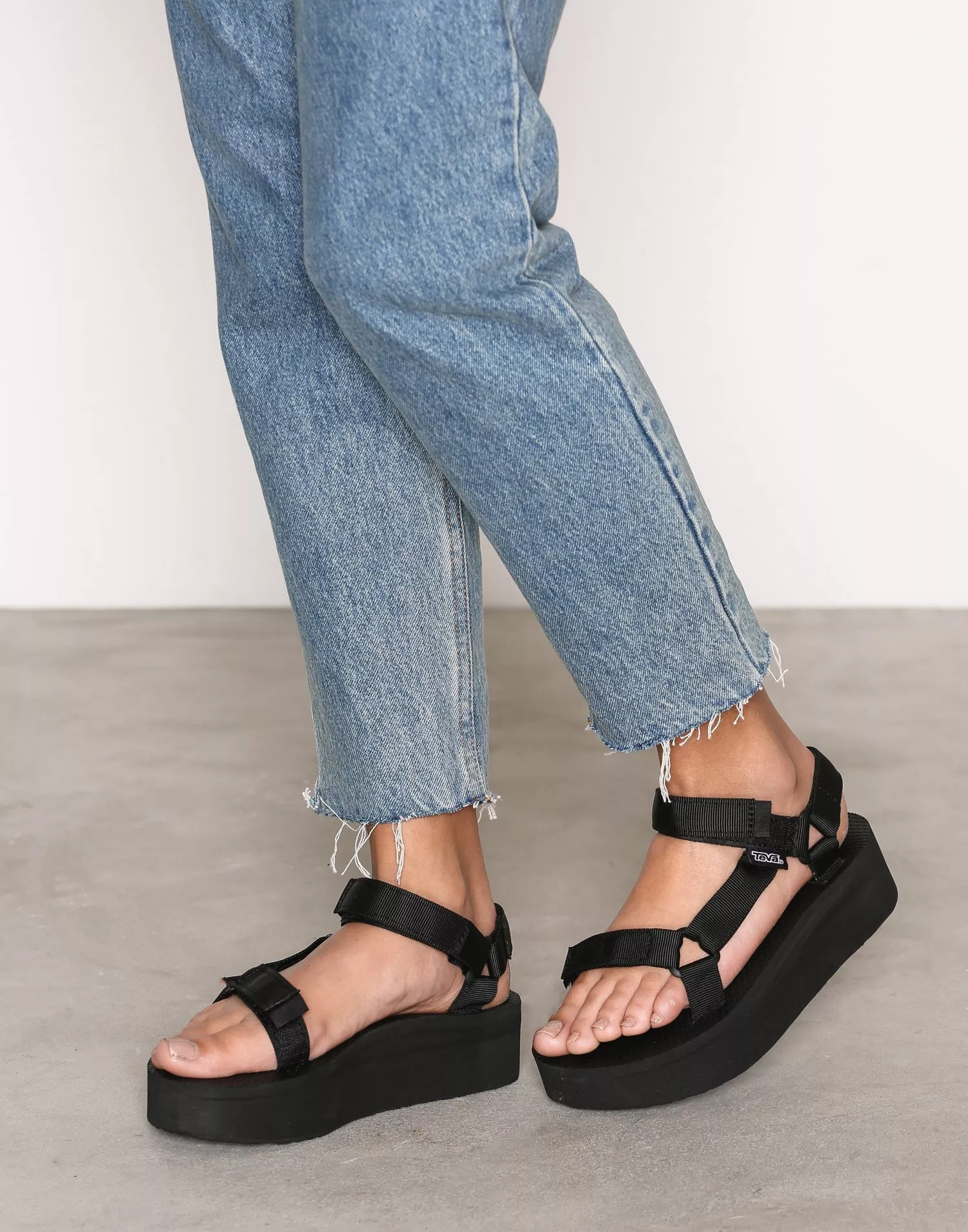 Black flatform hot sale tevas